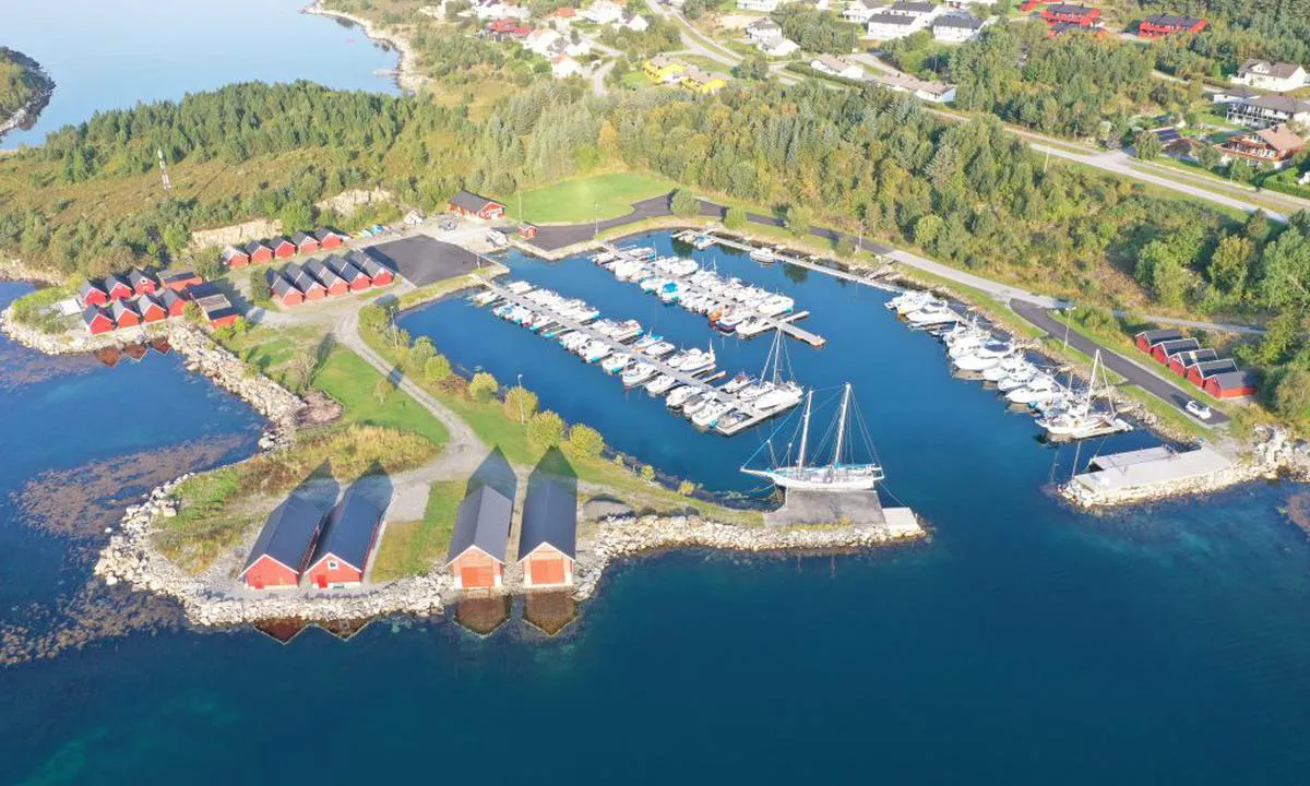 Gjestehavnen ligger lunt plassert på Terøy ved Søvik på strekningen mellom Ålesund og Nordøyene.
I Søvik sentrum ikke langt fra havnen finnes det butikker, bakeri, bensinstasjon og hotell.
Mange fine muligheter for fjellturer i området. Høyeste fjell med vei helt til topps er Gamlemsveten (791 moh) som  har en fantastisk rundskue / utsikt. Det er også noen fine turstier i lavere terreng.