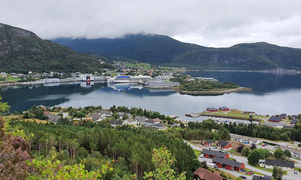 Utsikt fra toppen av Terøyfjellet. Småbåthavna nede til høyre i bildet. Søvik Verft rett i mot.