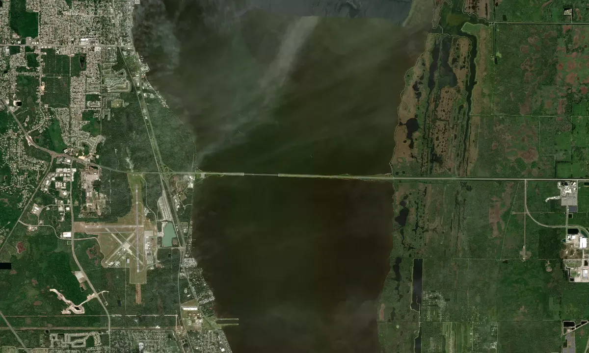 Flyfoto av Space Center Causeway South