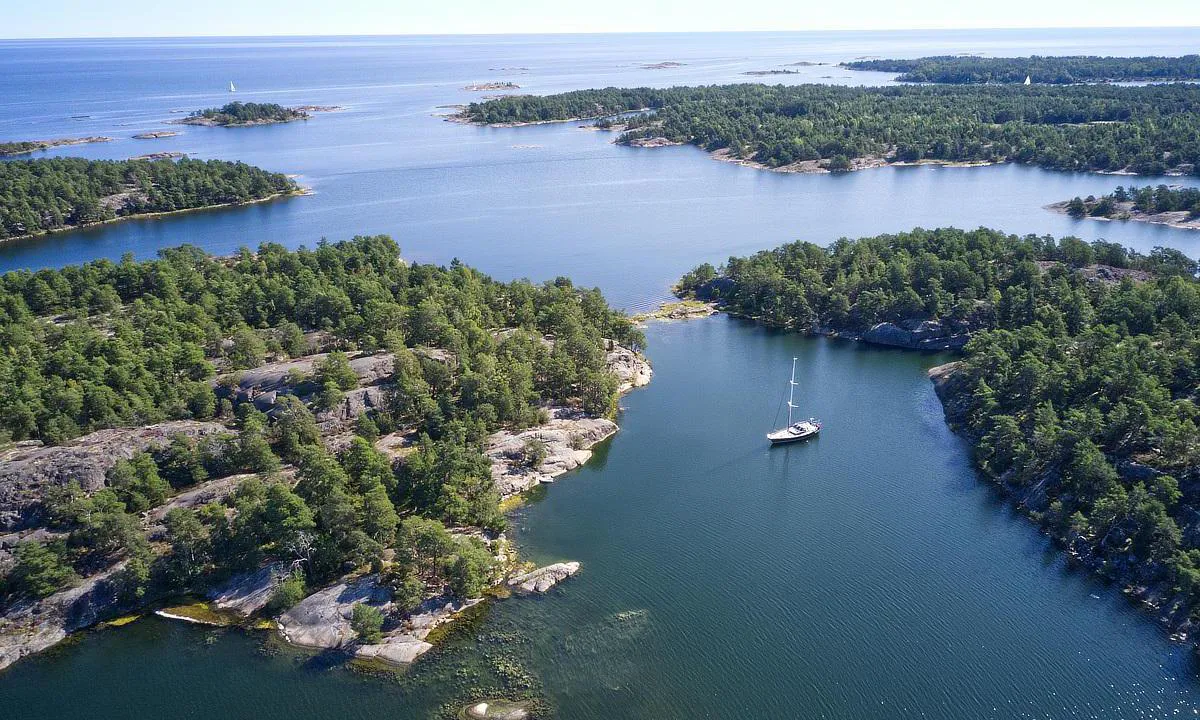 Spårögloet: {"base": "se", "no": "Liten og vakker naturhavn med noen plasser som er egnet for trekantfort\u00f8yning. Plass til omtrent to b\u00e5ter p\u00e5 svai.", "se": "Liten och vacker naturhamn med n\u00e5gra platser l\u00e4mplig f\u00f6r landf\u00f6rt\u00f6jning. Plats f\u00f6r ungef\u00e4r tv\u00e5 b\u00e5tar p\u00e5 svaj.", "en": "Small and beautiful natural harbour with a few spots suitable for shore mooring. Space for about two boats at anchor.", "da": "Lille og smuk naturhavn med nogle pladser passende til landfort\u00f8jning. Plads til omkring to b\u00e5de p\u00e5 svaj."}