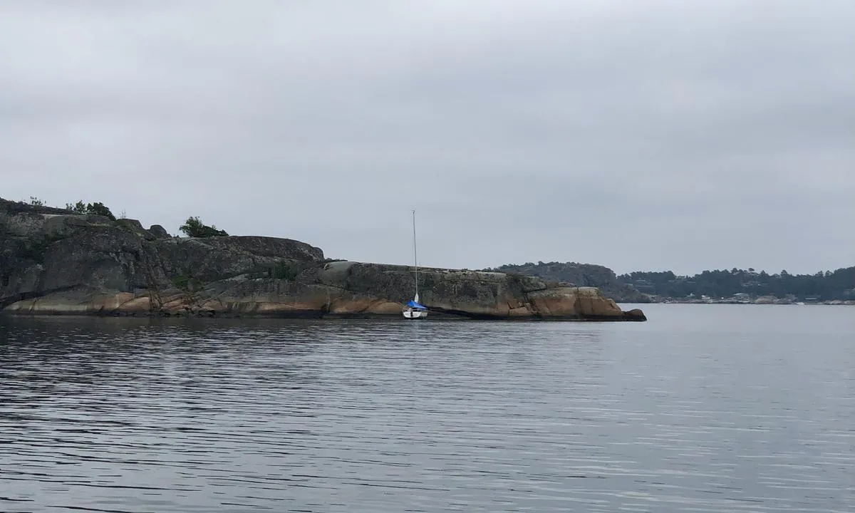 {"base": "no", "no": "Liten seilb\u00e5t fort\u00f8yd med dregg inn mot land helt \u00f8st i Sperrvik.", "se": "Liten segelb\u00e5t f\u00f6rt\u00f6jd med dragg in mot land l\u00e4ngst \u00f6sterut i Sperrvik.", "en": "Small sailboat moored with a kedge anchor towards the shore at the far east of Sperrvik.", "da": "Lille sejlb\u00e5d fort\u00f8jet med dreg mod land helt \u00f8st i Sperrvik."}