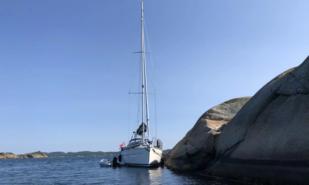 {"base": "no", "no": "I innseilinga til Sperrvik er det en liten holme hvor du kan fort\u00f8ye longside mot berget. Det er flere bolter \u00e5 gj\u00f8re fast i. Det er den siste holmen p\u00e5 vei inn, og b\u00e5ten p\u00e5 bildet ligger p\u00e5 nordvest p\u00e5 holmen (som ikke har navn p\u00e5 sj\u00f8kart).", "se": "Vid inseglingen till Sperrvik finns en liten holme d\u00e4r du kan f\u00f6rt\u00f6ja l\u00e5ngsides mot berget. Det finns flera bultar att f\u00e4sta i. Det \u00e4r den sista holmen p\u00e5 v\u00e4gen in, och b\u00e5ten p\u00e5 bilden ligger p\u00e5 nordv\u00e4stlig sida av holmen (som inte har namn p\u00e5 sj\u00f6kartan).", "en": "In the approach to Sperrvik, there is a small islet where you can moor alongside the rock. There are several bolts to secure the boat. It is the last islet on the way in, and the boat in the picture is located on the northwest side of the islet (which is not named on nautical charts).", "da": "I indsejlingen til Sperrvik er der en lille holm, hvor du kan fort\u00f8je langs med klippen. Der er flere bolte at g\u00f8re fast i. Det er den sidste holm p\u00e5 vej ind, og b\u00e5den p\u00e5 billedet ligger nordvest p\u00e5 holmen (som ikke har navn p\u00e5 s\u00f8kortet)."}