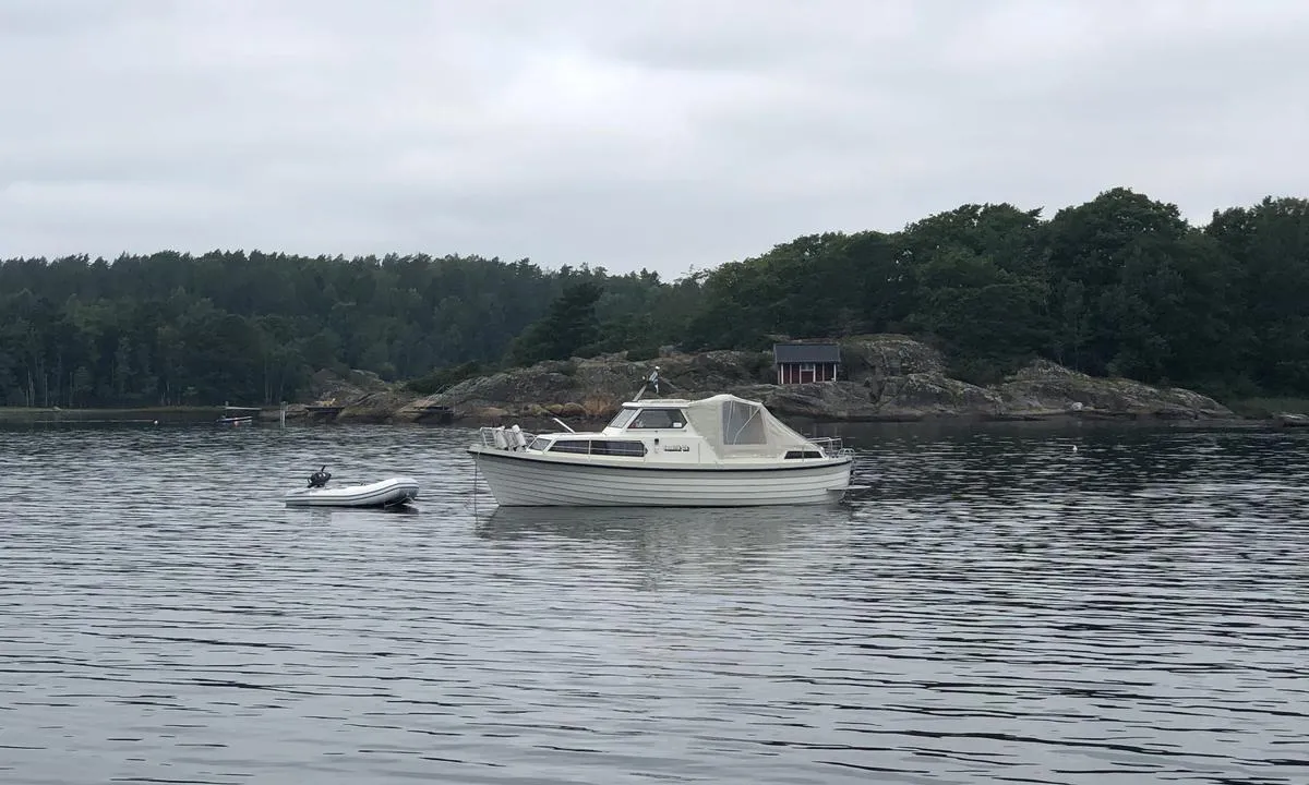 {"base": "no", "no": "Snekke p\u00e5 svai i Sperrvik.", "se": "Snipa p\u00e5 svaj i Sperrvik.", "en": "A sloop at anchor in Sperrvik.", "da": "Sn\u00e6kke p\u00e5 svaj i Sperrvik."}