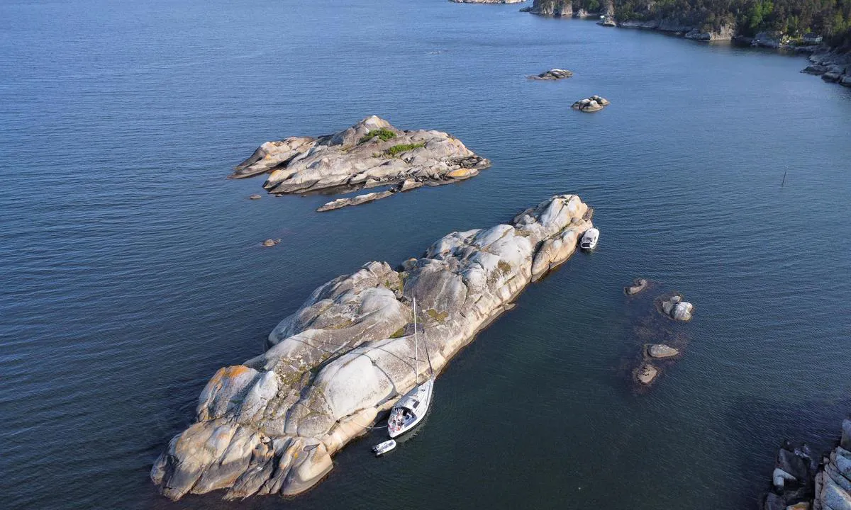 Sperrvikholmane: {"base": "no", "no": "Bildet er tatt fra nord", "se": "Bilden \u00e4r tagen fr\u00e5n norr", "en": "The picture is taken from the north", "da": "Billedet er taget fra nord"}