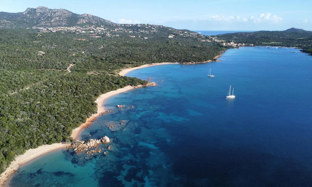 {"base": "en", "no": "Spiaggia Li Itriceddi er en flott ankringsplass. Dette bildet ble tatt i oktober, n\u00e5r alle b\u00f8yer er fjernet.", "se": "Spiaggia Li Itriceddi \u00e4r en utm\u00e4rkt ankringsplats. Denna bild togs i oktober, n\u00e4r alla bojrar \u00e4r borttagna.", "en": "Spiaggia Li Itriceddi is a great anchorage. This picture was taken in October, when all the bouys are removed.", "da": "Spiaggia Li Itriceddi er en fremragende ankringsplads. Dette billede blev taget i oktober, hvor alle b\u00f8jerne er fjernet.", "fr": "Spiaggia Li Itriceddi est un excellent mouillage. Cette photo a \u00e9t\u00e9 prise en octobre, lorsque toutes les bou\u00e9es sont retir\u00e9es.", "de": "Spiaggia Li Itriceddi ist ein gro\u00dfartiger Ankerplatz. Dieses Bild wurde im Oktober aufgenommen, wenn alle Bojen entfernt werden.", "es": "Spiaggia Li Itriceddi es un gran fondeadero. Esta foto fue tomada en octubre, cuando todas las boyas est\u00e1n removidas.", "it": "Spiaggia Li Itriceddi \u00e8 un ottimo ancoraggio. Questa foto \u00e8 stata scattata in ottobre, quando tutte le boe sono rimosse.", "pt": "Spiaggia Li Itriceddi \u00e9 uma \u00f3tima ancoragem. Esta foto foi tirada em outubro, quando todas as boias s\u00e3o removidas.", "nl": "Spiaggia Li Itriceddi is een geweldige ankerplaats. Deze foto is in oktober genomen, wanneer alle boeien zijn verwijderd.", "pl": "Spiaggia Li Itriceddi to \u015bwietna kotwicowisko. To zdj\u0119cie zosta\u0142o zrobione w pa\u017adzierniku, kiedy wszystkie boje s\u0105 usuni\u0119te.", "uk": "Spiaggia Li Itriceddi \u0454 \u0447\u0443\u0434\u043e\u0432\u043e\u044e \u044f\u043a\u0456\u0440\u043d\u043e\u044e \u0441\u0442\u043e\u044f\u043d\u043a\u043e\u044e. \u0426\u0435 \u0444\u043e\u0442\u043e \u0431\u0443\u043b\u043e \u0437\u0440\u043e\u0431\u043b\u0435\u043d\u043e \u0432 \u0436\u043e\u0432\u0442\u043d\u0456, \u043a\u043e\u043b\u0438 \u0432\u0441\u0456 \u0431\u0443\u0457 \u0432\u0436\u0435 \u043f\u0440\u0438\u0431\u0440\u0430\u043d\u0456.", "ro": "Spiaggia Li Itriceddi este un loc excelent pentru ancorare. Aceast\u0103 imagine a fost f\u0103cut\u0103 \u00een octombrie, c\u00e2nd toate balizele sunt \u00eendep\u0103rtate.", "tr": "Spiaggia Li Itriceddi m\u00fckemmel bir demirleme yeridir. Bu foto\u011fraf, t\u00fcm \u015famand\u0131ralar kald\u0131r\u0131ld\u0131\u011f\u0131nda ekim ay\u0131nda \u00e7ekildi.", "el": "\u0397 \u03c0\u03b1\u03c1\u03b1\u03bb\u03af\u03b1 Spiaggia Li Itriceddi \u03b5\u03af\u03bd\u03b1\u03b9 \u03ad\u03bd\u03b1 \u03b5\u03be\u03b1\u03b9\u03c1\u03b5\u03c4\u03b9\u03ba\u03cc \u03b1\u03b3\u03ba\u03c5\u03c1\u03bf\u03b2\u03cc\u03bb\u03b9\u03bf. \u0391\u03c5\u03c4\u03ae \u03b7 \u03b5\u03b9\u03ba\u03cc\u03bd\u03b1 \u03c4\u03c1\u03b1\u03b2\u03ae\u03c7\u03c4\u03b7\u03ba\u03b5 \u03c4\u03bf\u03bd \u039f\u03ba\u03c4\u03ce\u03b2\u03c1\u03b9\u03bf, \u03cc\u03c4\u03b1\u03bd \u03cc\u03bb\u03b5\u03c2 \u03bf\u03b9 \u03c3\u03b7\u03bc\u03b1\u03b4\u03bf\u03cd\u03c1\u03b5\u03c2 \u03b5\u03af\u03bd\u03b1\u03b9 \u03b1\u03c6\u03b1\u03b9\u03c1\u03b5\u03bc\u03ad\u03bd\u03b5\u03c2.", "cs": "Spiaggia Li Itriceddi je skv\u011bl\u00e9 kotvi\u0161t\u011b. Tento obr\u00e1zek byl po\u0159\u00edzen v \u0159\u00edjnu, kdy jsou v\u0161echny b\u00f3je odstran\u011bny.", "hu": "Spiaggia Li Itriceddi egy nagyszer\u0171 horgonyz\u00f3hely. Ez a k\u00e9p okt\u00f3berben k\u00e9sz\u00fclt, amikor az \u00f6sszes b\u00f3j\u00e1t elt\u00e1vol\u00edtj\u00e1k.", "fi": "Spiaggia Li Itriceddi on loistava ankkuripaikka. T\u00e4m\u00e4 kuva otettiin lokakuussa, kun kaikki poijut on poistettu.", "bg": "\u041f\u043b\u0430\u0436\u044a\u0442 Li Itriceddi \u0435 \u0447\u0443\u0434\u0435\u0441\u043d\u043e \u043c\u044f\u0441\u0442\u043e \u0437\u0430 \u0437\u0430\u043a\u043e\u0442\u0432\u044f\u043d\u0435. \u0422\u0430\u0437\u0438 \u0441\u043d\u0438\u043c\u043a\u0430 \u0435 \u043d\u0430\u043f\u0440\u0430\u0432\u0435\u043d\u0430 \u043f\u0440\u0435\u0437 \u043e\u043a\u0442\u043e\u043c\u0432\u0440\u0438, \u043a\u043e\u0433\u0430\u0442\u043e \u0432\u0441\u0438\u0447\u043a\u0438 \u0431\u0443\u0439\u043e\u0432\u0435 \u0441\u0430 \u043f\u0440\u0435\u043c\u0430\u0445\u043d\u0430\u0442\u0438.", "sr": "Spiaggia Li Itriceddi je odli\u010dan zaklon za sidrenje. Ova slika je snimljena u oktobru, kada su sve bove uklonjene.", "et": "Spiaggia Li Itriceddi on suurep\u00e4rane ankruplats. See pilt tehti oktoobris, kui k\u00f5ik poi on eemaldatud.", "lv": "Spiaggia Li Itriceddi ir lieliska pietauvo\u0161an\u0101s vieta. \u0160\u012b bilde tika uz\u0146emta oktobr\u012b, kad visas bojas ir no\u0146emtas.", "lt": "Spiaggia Li Itriceddi yra puiki inkaravimo vieta. \u0160i nuotrauka buvo padaryta spal\u012f, kai visi pl\u016bdurai yra pa\u0161alinti."}