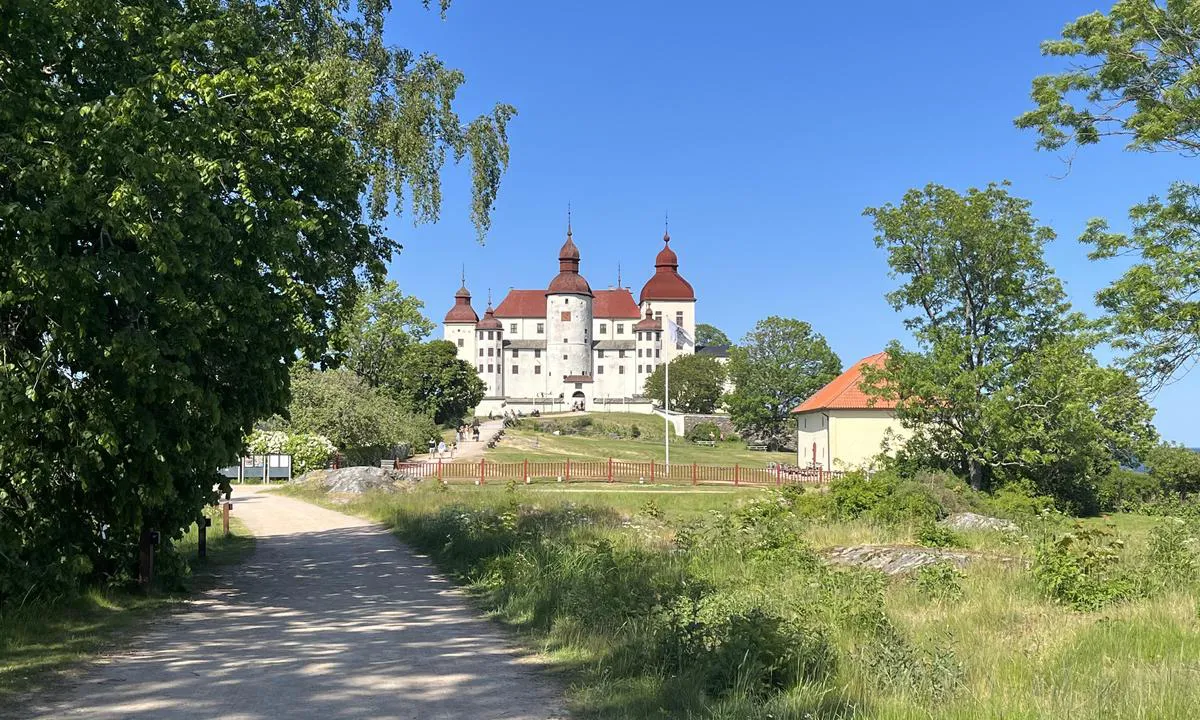 Spiken: Läckö slott kun 3 km unna. Fin spasertur bort dit. Grusveier for det meste.