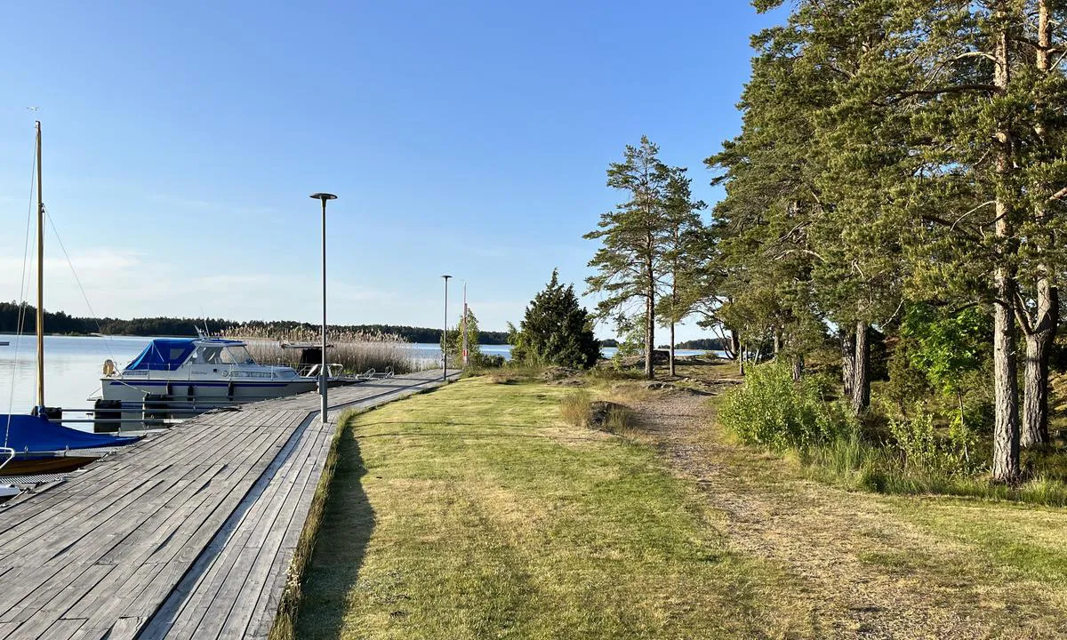 Spiken: {"base": "no", "no": "Flott havneomr\u00e5de! Mange turstier / grusveier. L\u00e4ck\u00f6 slott er en knapp 3km spasertur unna.", "se": "Fantastiskt hamnomr\u00e5de! M\u00e5nga vandringsleder/grusv\u00e4gar. L\u00e4ck\u00f6 slott ligger knappt 3 km bort till fots.", "en": "Great harbour area! Many hiking trails / gravel roads. L\u00e4ck\u00f6 Castle is a short 3km walk away.", "da": "Flot havneomr\u00e5de! Mange stier / grusveje. L\u00e4ck\u00f6 slot er en knap 3km spadseretur v\u00e6k."}