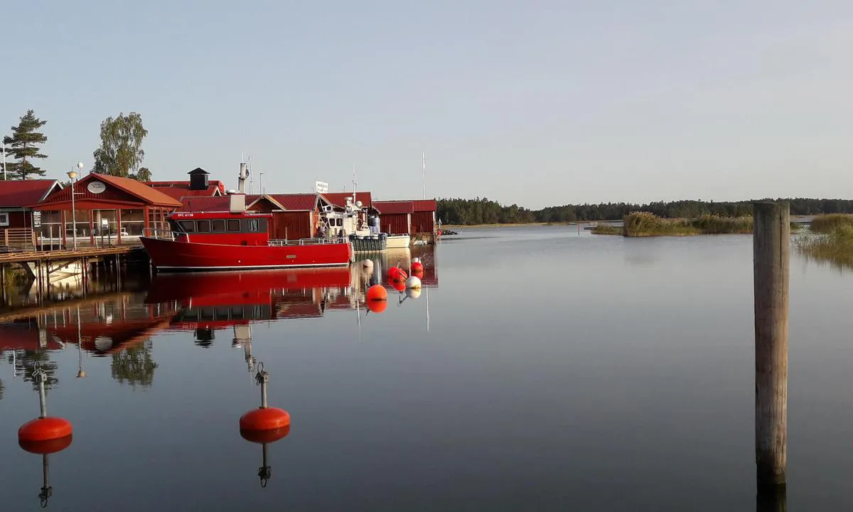 Spiken: Väl skyddad och trevlig hamn med flera restauranger. Välhålna duschar. Fin ankring utanför.