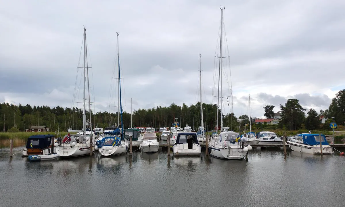 Spiken: {"base": "se", "no": "Indre gjestebrygge.", "se": "Inre g\u00e4stbryggan.", "en": "Inner guest jetty.", "da": "Indre g\u00e6stebro.", "fr": "Pont d'accueil int\u00e9rieur.", "de": "Innerer G\u00e4stesteg.", "es": "Muelle interior para hu\u00e9spedes.", "it": "Pontile interno per ospiti.", "pt": "Pont\u00e3o interior para visitantes.", "nl": "Binnenste gastensteiger.", "pl": "Wewn\u0119trzny pomost dla go\u015bci.", "uk": "\u0412\u043d\u0443\u0442\u0440\u0456\u0448\u043d\u0456\u0439 \u0433\u043e\u0441\u0442\u044c\u043e\u0432\u0438\u0439 \u043f\u0456\u0440\u0441.", "ro": "Pontonul interior pentru oaspe\u021bi.", "tr": "\u0130\u00e7 misafir iskelesi.", "el": "\u0395\u03c3\u03c9\u03c4\u03b5\u03c1\u03b9\u03ba\u03ae \u03c0\u03c1\u03bf\u03b2\u03bb\u03ae\u03c4\u03b1 \u03b5\u03c0\u03b9\u03c3\u03ba\u03b5\u03c0\u03c4\u03ce\u03bd.", "cs": "Vnit\u0159n\u00ed hostitelsk\u00e9 molo.", "hu": "Bels\u0151 vend\u00e9gm\u00f3l\u00f3.", "fi": "Sis\u00e4sataman vieraslaituri.", "bg": "\u0412\u044a\u0442\u0440\u0435\u0448\u043d\u043e \u0433\u043e\u0441\u0442\u0443\u0432\u0430\u0449\u043e \u043f\u0440\u0438\u0441\u0442\u0430\u043d\u0438\u0449\u0435.", "sr": "Unutra\u0161nji gostuju\u0107i vez.", "et": "Sisemine k\u00fclaliskai.", "lv": "Iek\u0161\u0113jais viesu piest\u0101tne.", "lt": "Vidinis sve\u010di\u0173 prieplauka."}