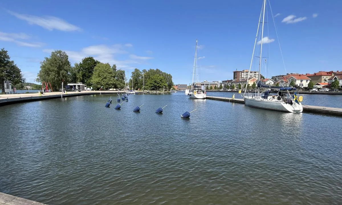 Spikön: {"base": "no", "no": "Sv\u00e6rt praktisk og idyllisk havn. Lett \u00e5 g\u00e5 inn og ut, n\u00e6r sentrum og med sv\u00e6rt gode tur- og l\u00f8pemuligheter.", "se": "Mycket praktisk och idyllisk hamn. L\u00e4tt att g\u00e5 in och ut, n\u00e4ra centrum och med mycket bra vandrings- och l\u00f6pm\u00f6jligheter.", "en": "Very practical and idyllic harbour. Easy to enter and exit, near the town center and with very good hiking and running opportunities.", "da": "Meget praktisk og idyllisk havn. Let at sejle ind og ud, t\u00e6t p\u00e5 centrum og med meget gode tur- og l\u00f8bemuligheder."}