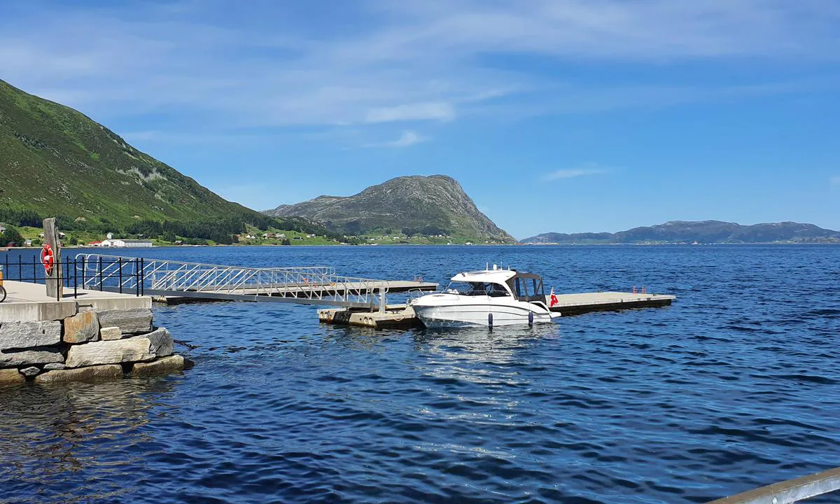 {"base": "no", "no": "Her ligger PILA vel fort\u00f8yd ved Stad Hotell. Det er 2 slike flytebrygger, den andre kan skimtes bak der vi ligger. Bildet er fra v\u00e5r sommerferie i 2022.", "se": "H\u00e4r ligger PILA v\u00e4l f\u00f6rt\u00f6jd vid Stad Hotell. Det finns 2 s\u00e5dana flytbryggor, den andra kan skymtas bakom d\u00e4r vi ligger. Bildet \u00e4r fr\u00e5n v\u00e5r sommarsemester 2022.", "en": "Here lies PILA well-moored at Stad Hotel. There are two such floating docks, the other can be glimpsed behind where we are moored. The picture is from our summer vacation in 2022.", "da": "Her ligger PILA vel fort\u00f8jet ved Stad Hotel. Der er 2 s\u00e5danne flydebroer, den anden kan skimtes bagved, hvor vi ligger. Billedet er fra vores sommerferie i 2022."}