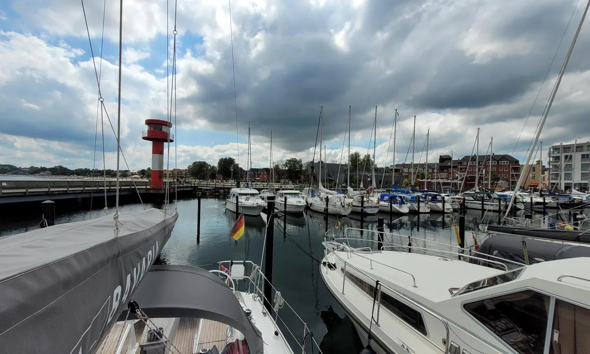 Stadthafen Eckernfoerde: {"base": "de", "no": "<p>Utsikt fra den midterste bryggen mot s\u00f8r. I bakgrunnen til venstre stranden. Til h\u00f8yre bak det gr\u00e5 havnemesterbygget.</p>", "se": "Utsikt fr\u00e5n den mellersta bryggan mot s\u00f6der. I bakgrunden till v\u00e4nster stranden. Till h\u00f6ger bakgrunden den gr\u00e5a hamnm\u00e4starens byggnad.", "en": "View from the middle pier looking south. In the background on the left is the beach. On the right in the back is the gray harbor master's building.", "da": "Udsigt fra den midterste bro mod syd. I baggrunden til venstre stranden. Til h\u00f8jre bagved den gr\u00e5 havnemesterbygning.", "fr": "Vue depuis le ponton central vers le sud. En arri\u00e8re-plan \u00e0 gauche, la plage. \u00c0 droite au fond, le b\u00e2timent gris de la capitainerie.", "de": "Blick vom mittleren Steg Richtung S\u00fcden. Im Hintergrund links der Strand. Rechts hinten das graue Hafenmeistergeb\u00e4ude.", "es": "Vista desde el embarcadero central hacia el sur. Al fondo a la izquierda, la playa. A la derecha, al fondo, el edificio gris del capit\u00e1n del puerto.", "it": "Vista dal molo centrale verso sud. Sullo sfondo a sinistra la spiaggia. A destra in fondo l'edificio grigio del capitano del porto.", "pt": "Vista do p\u00eder do meio em dire\u00e7\u00e3o ao sul. Ao fundo \u00e0 esquerda, a praia. \u00c0 direita ao fundo, o edif\u00edcio cinza do mestre do porto.", "nl": "Uitzicht vanaf de middelste steiger richting het zuiden. Op de achtergrond links het strand. Rechts achter het grijze havenmeestergebouw.", "pl": "Widok ze \u015brodkowego pomostu w kierunku po\u0142udniowym. W tle po lewej stronie pla\u017ca. Z ty\u0142u po prawej szary budynek kapitanatu portu.", "uk": "\u0412\u0438\u0434 \u0437 \u0446\u0435\u043d\u0442\u0440\u0430\u043b\u044c\u043d\u043e\u0433\u043e \u043f\u0456\u0440\u0441\u0443 \u0432 \u043d\u0430\u043f\u0440\u044f\u043c\u043a\u0443 \u043f\u0456\u0432\u0434\u043d\u044f. \u041d\u0430 \u0437\u0430\u0434\u043d\u044c\u043e\u043c\u0443 \u043f\u043b\u0430\u043d\u0456 \u043b\u0456\u0432\u043e\u0440\u0443\u0447 \u043f\u043b\u044f\u0436. \u041f\u0440\u0430\u0432\u043e\u0440\u0443\u0447 \u0437\u0437\u0430\u0434\u0443 \u0441\u0456\u0440\u0435 \u0431\u0443\u0434\u0456\u0432\u043b\u044f \u043f\u043e\u0440\u0442\u043e\u0432\u043e\u0433\u043e \u043c\u0430\u0439\u0441\u0442\u0440\u0430.", "ro": "Priveli\u0219te de pe pontonul din mijloc spre sud. \u00cen fundal, \u00een st\u00e2nga, plaja. \u00cen dreapta, \u00een spate, cl\u0103direa gri a c\u0103pitanului portului.", "tr": "Orta iskeleden g\u00fcneye do\u011fru bak\u0131\u015f. Arka planda solda plaj. Sa\u011f arkada gri liman sorumlusu binas\u0131.", "el": "\u0398\u03ad\u03b1 \u03b1\u03c0\u03cc \u03c4\u03bf\u03bd \u03bc\u03b5\u03c3\u03b1\u03af\u03bf \u03c0\u03c1\u03bf\u03b2\u03bb\u03ae\u03c4\u03b1 \u03c0\u03c1\u03bf\u03c2 \u03c4\u03bf \u03bd\u03cc\u03c4\u03bf. \u03a3\u03c4\u03bf \u03b2\u03ac\u03b8\u03bf\u03c2 \u03b1\u03c1\u03b9\u03c3\u03c4\u03b5\u03c1\u03ac \u03b7 \u03c0\u03b1\u03c1\u03b1\u03bb\u03af\u03b1. \u0394\u03b5\u03be\u03b9\u03ac \u03c3\u03c4\u03bf \u03c0\u03af\u03c3\u03c9 \u03bc\u03ad\u03c1\u03bf\u03c2 \u03c4\u03bf \u03b3\u03ba\u03c1\u03af\u03b6\u03bf \u03ba\u03c4\u03ae\u03c1\u03b9\u03bf \u03c4\u03bf\u03c5 \u03bb\u03b9\u03bc\u03b5\u03bd\u03ac\u03c1\u03c7\u03b7.", "cs": "Pohled ze st\u0159edn\u00edho mola sm\u011brem na jih. Vlevo v pozad\u00ed pl\u00e1\u017e. Vpravo vzadu \u0161ed\u00e1 budova p\u0159\u00edstavn\u00edho mistra.", "hu": "Kil\u00e1t\u00e1s a k\u00f6z\u00e9ps\u0151 st\u00e9gr\u0151l d\u00e9l fel\u00e9. A h\u00e1tt\u00e9rben balra a strand. Jobbra h\u00e1tul a sz\u00fcrke kik\u00f6t\u0151mester \u00e9p\u00fclete.", "fi": "N\u00e4k\u00f6ala keskisillalta etel\u00e4n suuntaan. Taustalla vasemmalla ranta. Oikealla takana harmaa satamakapteenin rakennus.", "bg": "\u0418\u0437\u0433\u043b\u0435\u0434 \u043e\u0442 \u0441\u0440\u0435\u0434\u043d\u0438\u044f \u043a\u0435\u0439 \u043a\u044a\u043c \u044e\u0433. \u041d\u0430 \u0437\u0430\u0434\u0435\u043d \u043f\u043b\u0430\u043d \u0432\u043b\u044f\u0432\u043e \u0435 \u043f\u043b\u0430\u0436\u044a\u0442. \u0412\u0434\u044f\u0441\u043d\u043e \u043e\u0442\u0437\u0430\u0434 \u0435 \u0441\u0438\u0432\u0430\u0442\u0430 \u0441\u0433\u0440\u0430\u0434\u0430 \u043d\u0430 \u043f\u0440\u0438\u0441\u0442\u0430\u043d\u0438\u0449\u043d\u043e\u0442\u043e \u0443\u043f\u0440\u0430\u0432\u043b\u0435\u043d\u0438\u0435.", "sr": "Pogled sa srednjeg pristani\u0161ta prema jugu. U pozadini levo pla\u017ea. Desno pozadi siva zgrada lu\u010dkog kapetanata.", "et": "Vaade keskkaisilt l\u00f5una suunas. Tagaplaanil vasakul rand. Paremal taga hall sadamakapteni hoone.", "lv": "Skats no vid\u0113j\u0101 piest\u0101tnes uz dienvidiem. Fon\u0101 kreisaj\u0101 pus\u0113 pludmale. Labaj\u0101 aizmugur\u0113 pel\u0113ka ostas m\u0113stera \u0113ka.", "lt": "Vaizdas nuo vidurinio lieptelio piet\u0173 kryptimi. Kair\u0117je fone - papl\u016bdimys. De\u0161in\u0117je gale - pilkas uosto vir\u0161ininko pastatas."}