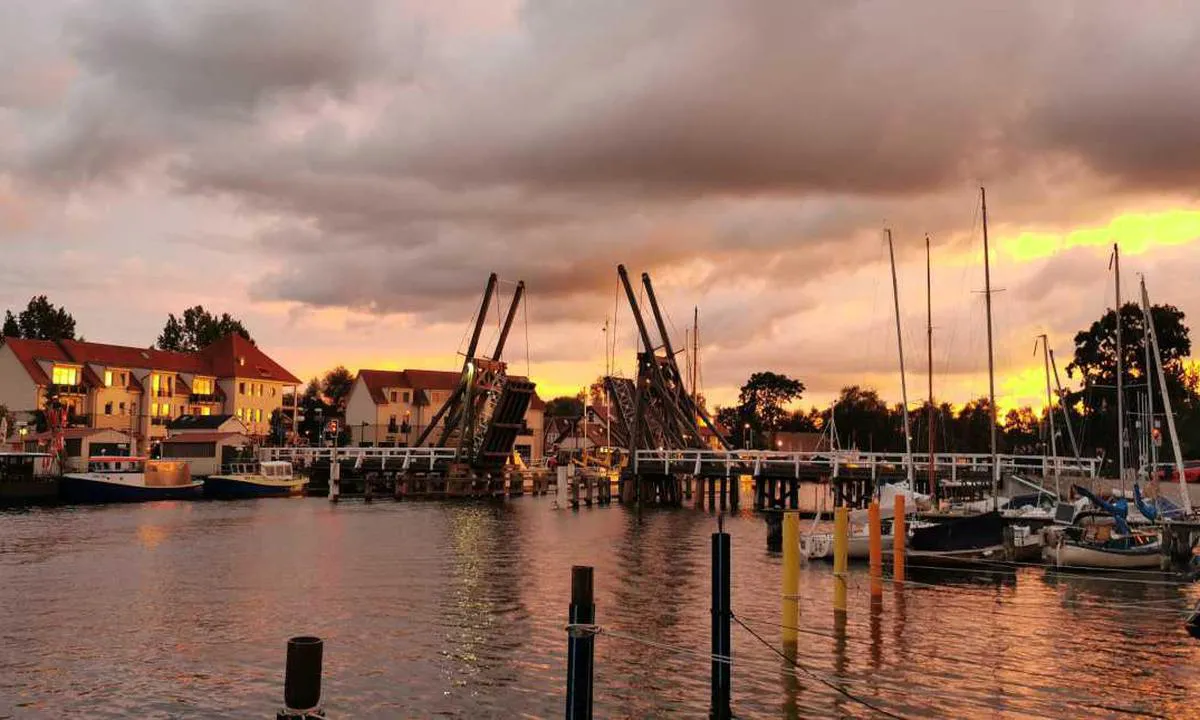 Stadthafen Greifswald Wiek: {"base": "de", "no": "Greifswald Wiek", "se": "Greiswald Wiek", "en": "Greiswald Bay", "da": "Greifswald Vig", "fr": "Greifswald Wiek", "de": "Greiswald Wiek", "es": "R\u00eda de Greiswald", "it": "Greiswald Wiek", "pt": "Ba\u00eda de Greifswald", "nl": "Greifswald Wiek", "pl": "Greifswald Wiek", "uk": "\u0413\u0440\u0430\u0439\u0441\u0432\u0430\u043b\u044c\u0434 \u0412\u0456\u043a", "ro": "Golful Greifswald", "tr": "Greiswald Wiek", "el": "\u0393\u03ba\u03c1\u03ac\u03b9\u03c3\u03b2\u03b1\u03bb\u03bd\u03c4 \u0392\u03af\u03b5\u03ba", "cs": "Greiswaldsk\u00e1 z\u00e1toka", "hu": "Greifswald Wiek", "fi": "Greifswaldin lahti", "bg": "\u0413\u0440\u0430\u0439\u0441\u0432\u0430\u043b\u0434 \u0412\u0438\u0435\u043a\u0430", "sr": "\u0413\u0440\u0430\u0458\u0441\u0432\u0430\u043b\u0434 \u0412\u0438\u043a", "et": "Greiswaldi laht", "lv": "Greifsvaldes l\u012bcis", "lt": "Greifsvaldo \u012flanka"}
