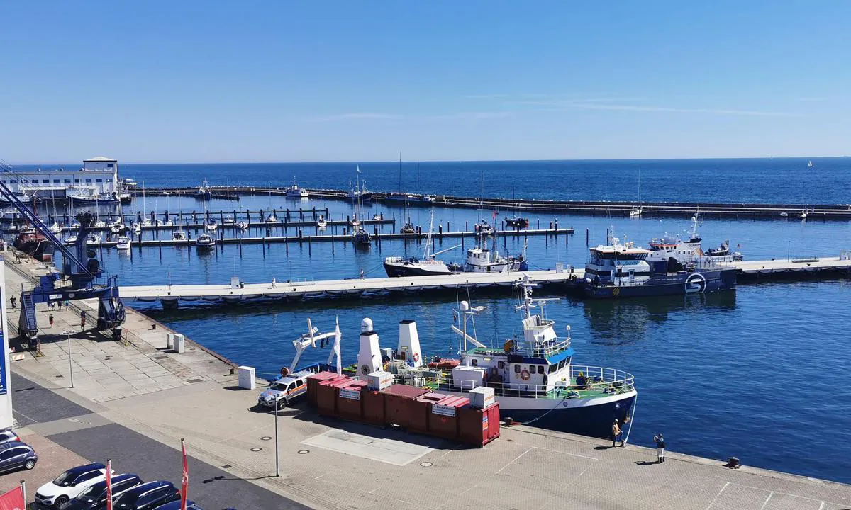 {"base": "de", "no": "Stadthafen Sassnitz", "se": "Stadshamn Sassnitz", "en": "City Harbor Sassnitz", "da": "Stadthafen Sassnitz", "fr": "Port de ville de Sassnitz", "de": "Stadthafen Sassnitz", "es": "Puerto de la Ciudad de Sassnitz", "it": "Porto cittadino di Sassnitz", "pt": "Porto da Cidade Sassnitz", "nl": "Stadshaven Sassnitz", "pl": "Port Miejski Sassnitz", "uk": "\u041c\u0456\u0441\u044c\u043a\u0438\u0439 \u043f\u043e\u0440\u0442 \u0417\u0430\u0441\u043d\u0456\u0446", "ro": "Portul Ora\u0219ului Sassnitz", "tr": "Sassnitz \u015eehir Liman\u0131", "el": "\u0394\u03b7\u03bc\u03bf\u03c4\u03b9\u03ba\u03cc \u039b\u03b9\u03bc\u03ac\u03bd\u03b9 \u03c4\u03bf\u03c5 Sassnitz", "cs": "M\u011bstsk\u00fd p\u0159\u00edstav Sassnitz", "hu": "Sassnitz v\u00e1rosi kik\u00f6t\u0151je", "fi": "Sassnitzin kaupunkisatama", "bg": "\u0413\u0440\u0430\u0434\u0441\u043a\u043e \u043f\u0440\u0438\u0441\u0442\u0430\u043d\u0438\u0449\u0435 \u0417\u0430\u0441\u043d\u0438\u0446", "sr": "\u0413\u0440\u0430\u0434\u0441\u043a\u0430 \u043b\u0443\u043a\u0430 \u0421\u0430\u0441\u043d\u0438\u0446", "et": "Linna sadam Sassnitz", "lv": "Sassnicas pils\u0113tas osta", "lt": "Sasnicos miesto uostas"}