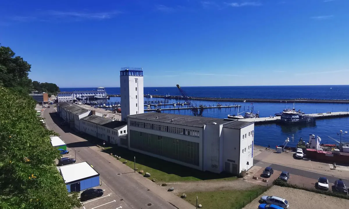 {"base": "de", "no": "Byhavnen Sassnitz", "se": "Stadshamn Sassnitz", "en": "City Harbor Sassnitz", "da": "Byhavn Sassnitz", "fr": "Port de la ville de Sassnitz", "de": "Stadthafen Sassnitz", "es": "Puerto de la Ciudad de Sassnitz", "it": "Porto cittadino di Sassnitz", "pt": "Porto da Cidade de Sassnitz", "nl": "Stadthafen Sassnitz", "pl": "Port Miejski Sassnitz", "uk": "\u041c\u0456\u0441\u044c\u043a\u0430 \u0433\u0430\u0432\u0430\u043d\u044c \u0417\u0430\u0441\u043d\u0456\u0446", "ro": "Portul ora\u0219ului Sassnitz", "tr": "Sassnitz \u015eehir Liman\u0131", "el": "\u039b\u03b9\u03bc\u03ac\u03bd\u03b9 \u03a0\u03cc\u03bb\u03b7\u03c2 \u03a3\u03ac\u03c3\u03bd\u03b9\u03c4\u03c2", "cs": "M\u011bstsk\u00fd p\u0159\u00edstav Sassnitz", "hu": "Sassnitz v\u00e1rosi kik\u00f6t\u0151je", "fi": "Sassnitzin kaupunkisatama", "bg": "\u0421\u0442\u0430\u0440\u043e\u0442\u043e \u043f\u0440\u0438\u0441\u0442\u0430\u043d\u0438\u0449\u0435 \u0417\u0430\u0437\u043d\u0438\u0446", "sr": "\u0413\u0440\u0430\u0434\u0441\u043a\u0430 \u043b\u0443\u043a\u0430 \u0417\u0430\u0441\u043d\u0438\u0446", "et": "Sassnitzi linnasadam", "lv": "Pils\u0113tas osta Zasnics", "lt": "Sasnicos miesto uostas"}