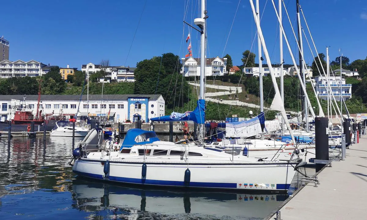 {"base": "de", "no": "Byhavnen Sassnitz", "se": "Stadshamn Sassnitz", "en": "City Harbor Sassnitz", "da": "Byhavn Sassnitz", "fr": "Port de la Ville de Sassnitz", "de": "Stadthafen Sassnitz", "es": "Puerto de la ciudad de Sassnitz", "it": "Porto cittadino di Sassnitz", "pt": "Porto Urbano Sassnitz", "nl": "Stadthaven Sassnitz", "pl": "Port Miejski Sassnitz", "uk": "\u041c\u0456\u0441\u044c\u043a\u0438\u0439 \u043f\u043e\u0440\u0442 \u0417\u0430\u0441\u043d\u0456\u0446", "ro": "Portul ora\u0219ului Sassnitz", "tr": "Stadthafen Sassnitz", "el": "\u0394\u03b7\u03bc\u03bf\u03c4\u03b9\u03ba\u03cc \u03bb\u03b9\u03bc\u03ac\u03bd\u03b9 \u03a3\u03ac\u03c3\u03bd\u03b9\u03c4\u03c2", "cs": "M\u011bstsk\u00fd p\u0159\u00edstav Sassnitz", "hu": "Sassnitz v\u00e1rosi kik\u00f6t\u0151", "fi": "Kaupunkisatama Sassnitz", "bg": "\u0413\u0440\u0430\u0434\u0441\u043a\u043e \u043f\u0440\u0438\u0441\u0442\u0430\u043d\u0438\u0449\u0435 \u0417\u0430\u0441\u043d\u0438\u0446", "sr": "\u0413\u0440\u0430\u0434\u0441\u043a\u0430 \u043b\u0443\u043a\u0430 \u0417\u0430\u0441\u043d\u0438\u0446", "et": "Sassnitzi linnasadam", "lv": "Pils\u0113tas osta Sasnica", "lt": "Miesto uostas Zasnic\u0117"}