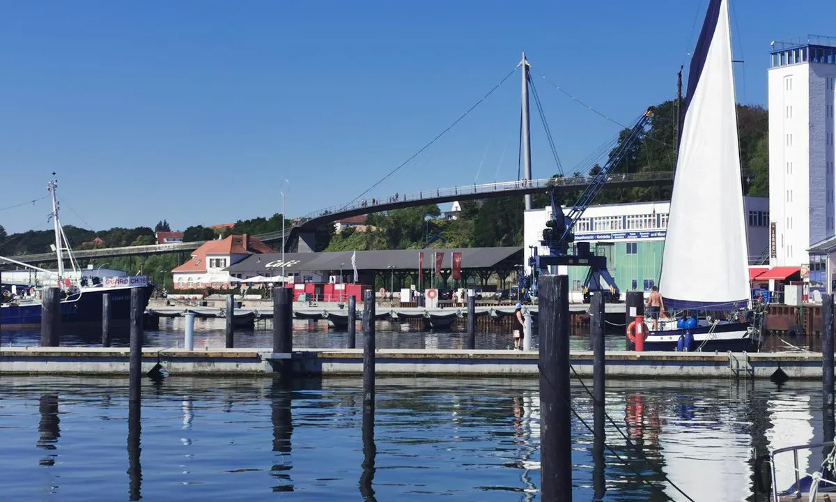 {"base": "de", "no": "Byhavnen Sassnitz", "se": "Stadshamnen Sassnitz", "en": "City Harbor Sassnitz", "da": "Byhavnen Sassnitz", "fr": "Port de la ville de Sassnitz", "de": "Stadthafen Sassnitz", "es": "Puerto de la Ciudad de Sassnitz", "it": "Porto cittadino di Sassnitz", "pt": "Porto da Cidade de Sassnitz", "nl": "Stadshaven Sassnitz", "pl": "Port miejski Sassnitz", "uk": "\u041c\u0456\u0441\u044c\u043a\u0438\u0439 \u043f\u043e\u0440\u0442 \u0417\u0430\u0441\u043d\u0456\u0446", "ro": "Portul or\u0103\u0219enesc Sassnitz", "tr": "\u015eehir Liman\u0131 Sassnitz", "el": "\u03a3\u03c4\u03ac\u03bd\u03c4\u03c7\u03b1\u03c6\u03b5\u03bd \u03a3\u03ac\u03c3\u03bd\u03b9\u03c4\u03c2", "cs": "P\u0159\u00edstav Sassnitz", "hu": "Sassnitz v\u00e1rosi kik\u00f6t\u0151", "fi": "Kaupungin satama Sassnitz", "bg": "\u041f\u0440\u0438\u0441\u0442\u0430\u043d\u0438\u0449\u0435 \u201e\u0413\u0440\u0430\u0434 \u0421\u0430\u0441\u043d\u0438\u0446\u201c", "sr": "Gradska luka Zasnic", "et": "Stadthafen Sassnitz", "lv": "Pils\u0113tas osta Sa\u00dfnicas", "lt": "Sasnico miesto uostas"}