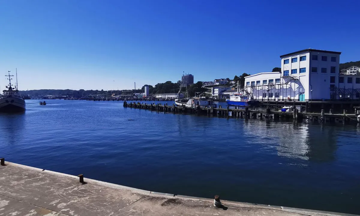 {"base": "de", "no": "Byhavnen Sassnitz", "se": "Stadshamnen Sassnitz", "en": "City Harbor Sassnitz", "da": "Byhavn Sassnitz", "fr": "Port de la ville de Sassnitz", "de": "Stadthafen Sassnitz", "es": "Puerto de la Ciudad Sassnitz", "it": "Porto Cittadino di Sassnitz", "pt": "Porto da Cidade de Sassnitz", "nl": "Stadshaven Sassnitz", "pl": "Port miejski Sassnitz", "uk": "\u041c\u0456\u0441\u044c\u043a\u0438\u0439 \u043f\u043e\u0440\u0442 \u0417\u0430\u0441\u043d\u0456\u0446", "ro": "Portul or\u0103\u0219enesc Sassnitz", "tr": "Stadthafen Sassnitz", "el": "\u0391\u03c3\u03c4\u03b9\u03ba\u03cc\u03c2 \u039b\u03b9\u03bc\u03ad\u03bd\u03b1\u03c2 \u03a3\u03ac\u03c3\u03bd\u03b9\u03c4\u03c2", "cs": "M\u011bstsk\u00fd p\u0159\u00edstav Sassnitz", "hu": "Sassnitz v\u00e1rosi kik\u00f6t\u0151", "fi": "Kaupungin satama Sassnitz", "bg": "\u0413\u0440\u0430\u0434\u0441\u043a\u043e \u043f\u0440\u0438\u0441\u0442\u0430\u043d\u0438\u0449\u0435 \u0417\u0430\u0441\u043d\u0438\u0446", "sr": "Gradska luka Sassnitz", "et": "Linna sadam Sassnitz", "lv": "Pils\u0113tas osta Sassnica", "lt": "Miesto uostas Sassnitz"}