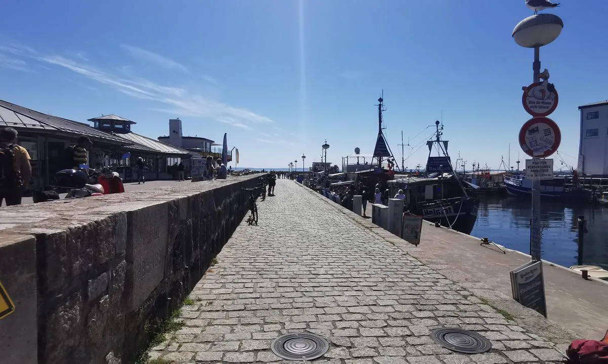 {"base": "de", "no": "Byhavnen Sassnitz Fischbr\u00f6tchenkutter", "se": "Stadshamn Sassnitz Fiskm\u00f6rg\u00e5skutter", "en": "City Harbor Sassnitz Fish Sandwich Cutter", "da": "Byhavnen Sassnitz Fischbr\u00f6tchenkutter", "fr": "Port de la ville de Sassnitz Bateau-sandwich de poisson", "de": "Stadthafen Sassnitz Fischbr\u00f6tchenkutter", "es": "Puerto de la ciudad de Sassnitz <br> Barco de bocadillos de pescado", "it": "Porto cittadino di Sassnitz Peschereccio dei panini di pesce", "pt": "Porto da cidade de Sassnitz, Barco de sandu\u00edches de peixe", "nl": "Stadthafen Sassnitz Visbroodjeskotter", "pl": "Port Miejski Sassnitz Fischbr\u00f6tchenkutter", "uk": "\u041c\u0456\u0441\u044c\u043a\u0438\u0439 \u043f\u043e\u0440\u0442 \u0417\u0430\u0441\u043d\u0456\u0446 \u041a\u044e\u0442\u0435\u0440 \u0437 \u0440\u0438\u0431\u043d\u0438\u043c\u0438 \u0431\u0443\u0442\u0435\u0440\u0431\u0440\u043e\u0434\u0430\u043c\u0438", "ro": "Portul ora\u0219ului Sassnitz Vapora\u0219ul cu sandvi\u0219uri de pe\u0219te", "tr": "Sassnitz \u015eehir Liman\u0131 Bal\u0131k Sandvi\u00e7i Teknesi", "el": "\u0394\u03b7\u03bc\u03bf\u03c4\u03b9\u03ba\u03cc \u039b\u03b9\u03bc\u03ac\u03bd\u03b9 \u03a3\u03ac\u03c3\u03bd\u03b9\u03c4\u03c2 <i>Fischbr\u00f6tchenkutter</i>", "cs": "M\u011bstsk\u00fd p\u0159\u00edstav Sassnitz Lo\u010f s ryb\u00edmi sendvi\u010di", "hu": "Sassnitz v\u00e1rosi kik\u00f6t\u0151 Halas szendvicset \u00e1rus\u00edt\u00f3 hal\u00e1szb\u00e1rka", "fi": "Kaupunkisatama Sassnitz Kalavoileip\u00e4alus", "bg": "\u0413\u0440\u0430\u0434\u0441\u043a\u043e \u043f\u0440\u0438\u0441\u0442\u0430\u043d\u0438\u0449\u0435 \u0417\u0430\u0441\u043d\u0438\u0446 \u0420\u0438\u0431\u0430\u0440\u043d\u0438\u043a \u0441 \u0440\u0438\u0431\u043d\u0438 \u0441\u0430\u043d\u0434\u0432\u0438\u0447\u0438", "sr": "\u0413\u0440\u0430\u0434\u0441\u043a\u0430 \u043b\u0443\u043a\u0430 \u0421\u0430\u0441\u043d\u0438\u0446 \u0420\u0438\u0431\u0459\u0430 \u0441\u0435\u043d\u0434\u0432\u0438\u0447 \u0444\u0440\u0435\u0433\u0430\u0442\u0430", "et": "Stadthafen Sassnitz Fischisaia jaht", "lv": "Pils\u0113tas osta Sassnitz Zivju maiz\u012b\u0161u kuteris", "lt": "Sassnicas miesto uostas \u017duvies sumu\u0161tinio valtis"}