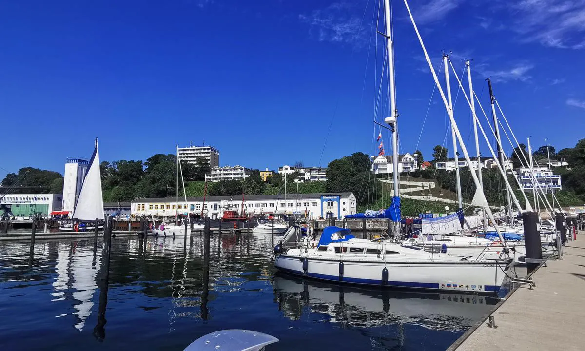 {"base": "de", "no": "Byhavnen Sassnitz", "se": "Stadshamn Sassnitz", "en": "City Harbour Sassnitz", "da": "Stadthavn Sassnitz", "fr": "Port de la ville de Sassnitz", "de": "Stadthafen Sassnitz", "es": "Puerto Urbano de Sassnitz", "it": "Porto cittadino Sassnitz", "pt": "Porto da Cidade de Sassnitz", "nl": "Stadthaven Sassnitz", "pl": "Port miejski Sassnitz", "uk": "\u041c\u0456\u0441\u044c\u043a\u0438\u0439 \u043f\u043e\u0440\u0442 \u0417\u0430\u0441\u043d\u0456\u0446", "ro": "Portul ora\u0219ului Sassnitz", "tr": "Sassnitz \u015eehir Liman\u0131", "el": "\u0394\u03b7\u03bc\u03bf\u03c4\u03b9\u03ba\u03cc \u039b\u03b9\u03bc\u03ac\u03bd\u03b9 \u03a3\u03ac\u03c3\u03bd\u03b9\u03c4\u03c2", "cs": "M\u011bstsk\u00fd p\u0159\u00edstav Sassnitz", "hu": "Sassnitz v\u00e1rosi kik\u00f6t\u0151", "fi": "Kaupungin satama Sassnitz", "bg": "\u0413\u0440\u0430\u0434\u0441\u043a\u043e \u043f\u0440\u0438\u0441\u0442\u0430\u043d\u0438\u0449\u0435 \u0417\u0430\u0441\u043d\u0438\u0446", "sr": "Gradska luka Sassnitz", "et": "Sassnitzi linnasadam", "lv": "Pils\u0113tas osta Sassenica", "lt": "Sasnico miesto uostas"}