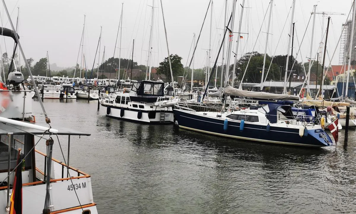 {"base": "de", "no": "Byhavnen Schleswig", "se": "Stadshamn Schleswig", "en": "City Harbor Schleswig", "da": "Stadshavn Slesvig", "fr": "Port de Ville de Schleswig", "de": "Stadthafen Schleswig", "es": "Puerto de la ciudad de Schleswig", "it": "Porto della citt\u00e0 di Schleswig", "pt": "Porto da Cidade de Schleswig", "nl": "Stadshaven Schleswig", "pl": "Port miejski w Szlezwiku", "uk": "\u041c\u0456\u0441\u044c\u043a\u0438\u0439 \u043f\u043e\u0440\u0442 \u0428\u043b\u0435\u0437\u0432\u0456\u0433", "ro": "Portul ora\u0219ului Schleswig", "tr": "Schleswig \u015eehir Liman\u0131", "el": "\u0394\u03b7\u03bc\u03bf\u03c4\u03b9\u03ba\u03cc \u039b\u03b9\u03bc\u03ac\u03bd\u03b9 Schleswig", "cs": "P\u0159\u00edstav m\u011bsta Schleswig", "hu": "Schleswig v\u00e1rosi kik\u00f6t\u0151", "fi": "Stadthafen Schleswig", "bg": "\u0413\u0440\u0430\u0434\u0441\u043a\u043e \u043f\u0440\u0438\u0441\u0442\u0430\u043d\u0438\u0449\u0435 \u0428\u043b\u0435\u0437\u0432\u0438\u0433", "sr": "\u041b\u0443\u043a\u0430 \u0433\u0440\u0430\u0434\u0430 \u0428\u043b\u0435\u0437\u0432\u0438\u0433", "et": "Schleswigi linnasadam", "lv": "\u0160l\u0113svigas pils\u0113tas osta", "lt": "\u0160lezvigo miesto uostas"}