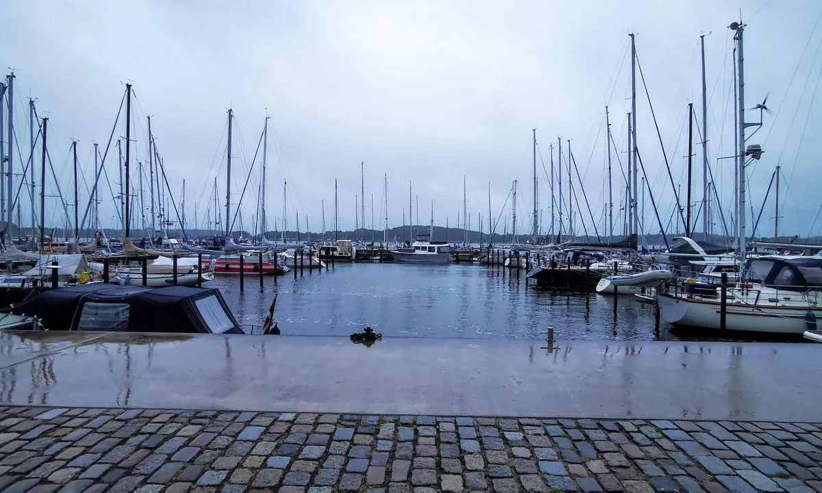 {"base": "de", "no": "Stadthafen Schleswig", "se": "Stadshamnen Schleswig", "en": "City Harbor Schleswig", "da": "Byhavnen Schleswig", "fr": "Port de plaisance Schleswig", "de": "Stadthafen Schleswig", "es": "<h3>Puerto de la Ciudad Schleswig</h3>", "it": "Porto della citt\u00e0 Schleswig", "pt": "Porto da Cidade Schleswig", "nl": "Stadshaven Schleswig", "pl": "Port Miejski Schleswig", "uk": "\u041c\u0456\u0441\u044c\u043a\u0438\u0439 \u043f\u043e\u0440\u0442 \u0428\u043b\u0435\u0437\u0432\u0456\u0433", "ro": "Portul ora\u0219ului Schleswig", "tr": "Schleswig \u015eehir Liman\u0131", "el": "\u0394\u03b7\u03bc\u03bf\u03c4\u03b9\u03ba\u03cc \u039b\u03b9\u03bc\u03ac\u03bd\u03b9 Schleswig", "cs": "M\u011bstsk\u00fd p\u0159\u00edstav Schleswig", "hu": "Schleswig v\u00e1rosi kik\u00f6t\u0151", "fi": "Schleswigin kaupunkisatama", "bg": "\u0413\u0440\u0430\u0434\u0441\u043a\u043e \u043f\u0440\u0438\u0441\u0442\u0430\u043d\u0438\u0449\u0435 \u0428\u043b\u0435\u0437\u0432\u0438\u0433", "sr": "Gradska luka \u0160lezvig", "et": "Schleswig linnasadam", "lv": "\u0160lezvigas pils\u0113tas osta", "lt": "\u0160lezvigo miesto uostas"}