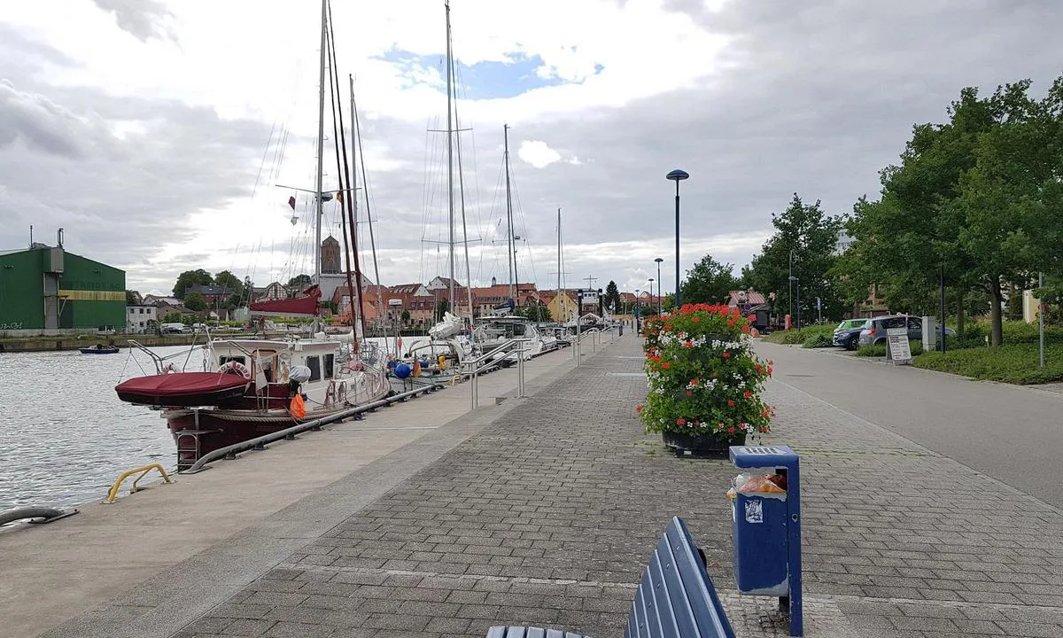 Stadthafen Wolgast: {"base": "no", "no": "Ryddig, grei og sentral havn.", "se": "St\u00e4dad, trevlig och central hamn.", "en": "Clean, straightforward, and central harbor.", "da": "Ryddig, praktisk og central havn."}