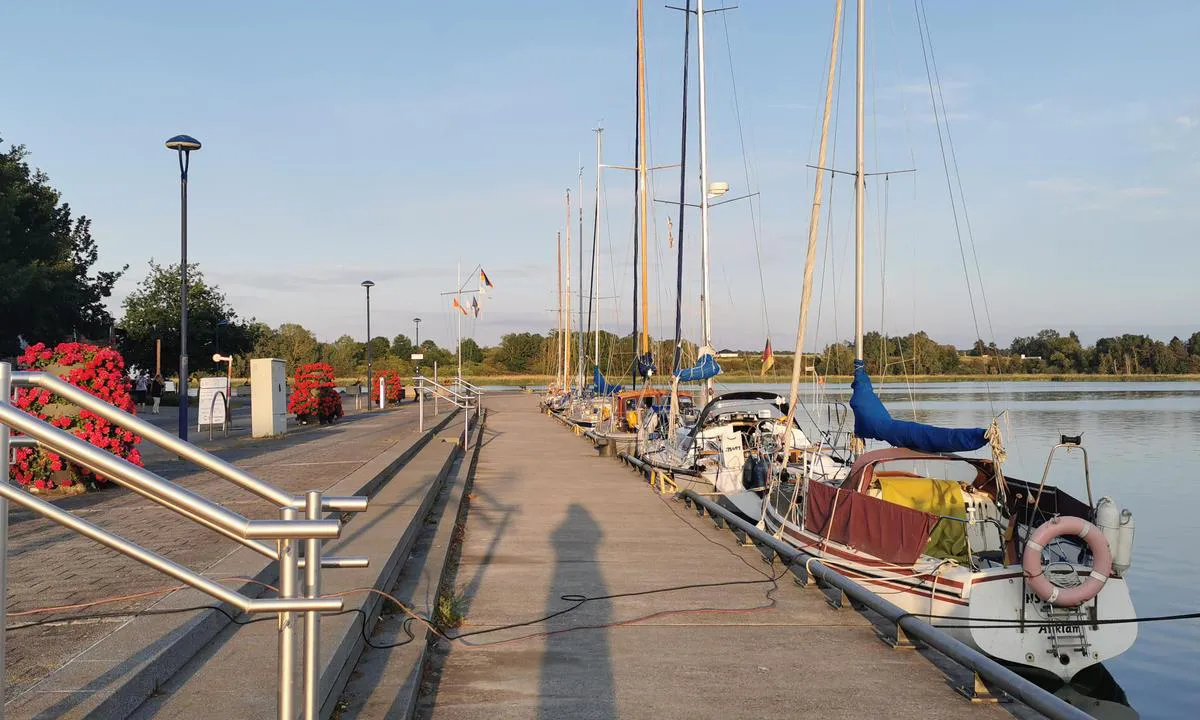 {"base": "de", "no": "Byhavnen Wolgast", "se": "Stadshamnen Wolgast", "en": "Stadthafen Wolgast", "da": "Stadthavn Wolgast", "fr": "Port municipal de Wolgast", "de": "Stadthafen Wolgast", "es": "Puerto Urbano de Wolgast", "it": "Porto cittadino di Wolgast", "pt": "Porto da cidade Wolgast", "nl": "Stadshaven Wolgast", "pl": "Przysta\u0144 miejska Wolgast", "uk": "\u041c\u0456\u0441\u044c\u043a\u0438\u0439 \u043f\u043e\u0440\u0442 \u0412\u043e\u043b\u044c\u0433\u0430\u0441\u0442", "ro": "Portul ora\u0219ului Wolgast", "tr": "Stadthafen Wolgast", "el": "\u0394\u03b7\u03bc\u03bf\u03c4\u03b9\u03ba\u03cc \u03bb\u03b9\u03bc\u03ac\u03bd\u03b9 \u0392\u03cc\u03bb\u03b3\u03ba\u03b1\u03c3\u03c4", "cs": "M\u011bstsk\u00fd p\u0159\u00edstav Wolgast", "hu": "V\u00e1rosi kik\u00f6t\u0151 Wolgast", "fi": "Kaupungin satama Wolgast", "bg": "\u0413\u0440\u0430\u0434\u0441\u043a\u043e \u043f\u0440\u0438\u0441\u0442\u0430\u043d\u0438\u0449\u0435 \u0412\u043e\u043b\u0433\u0430\u0441\u0442", "sr": "\u0413\u0440\u0430\u0434\u0441\u043a\u0430 \u043b\u0443\u043a\u0430 \u0412\u043e\u043b\u0433\u0430\u0441\u0442", "et": "Wolgast linnasadam", "lv": "Pils\u0113tas osta Volgasta", "lt": "Wolgasto miesto uostas"}