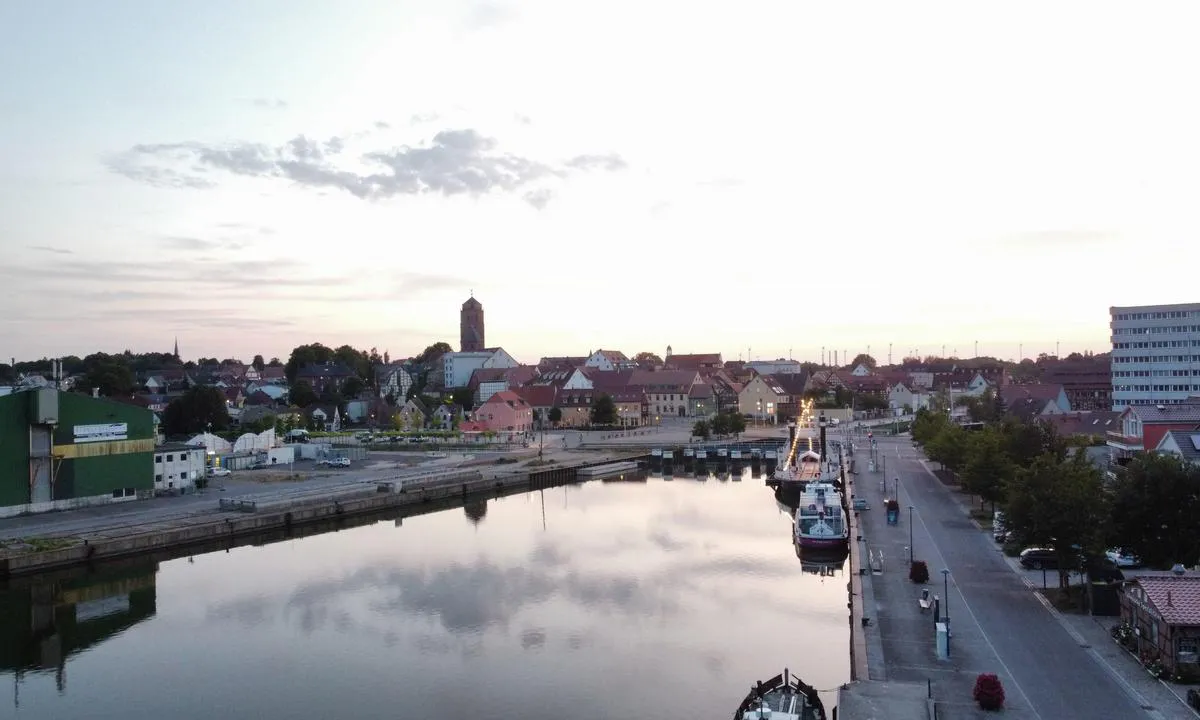{"base": "de", "no": "Byhavnen Wolgast", "se": "Stadshamnen Wolgast", "en": "City Harbor Wolgast", "da": "Byhavn Wolgast", "fr": "Port de la ville de Wolgast", "de": "Stadthafen Wolgast", "es": "Puerto de la ciudad de Wolgast", "it": "Porto della citt\u00e0 di Wolgast", "pt": "Porto da cidade de Wolgast", "nl": "Stadshaven Wolgast", "pl": "Port Miejski Wolgast", "uk": "\u041c\u0456\u0441\u044c\u043a\u0438\u0439 \u043f\u043e\u0440\u0442 \u0412\u043e\u043b\u044c\u0433\u0430\u0441\u0442", "ro": "Portul ora\u0219ului Wolgast", "tr": "Wolgast \u015eehir Liman\u0131", "el": "\u039b\u03b9\u03bc\u03ac\u03bd\u03b9 \u03a0\u03cc\u03bb\u03b7\u03c2 Wolgast", "cs": "M\u011bstsk\u00fd p\u0159\u00edstav Wolgast", "hu": "Wolgast v\u00e1rosi kik\u00f6t\u0151", "fi": "Kaupunginsatama Wolgast", "bg": "\u041f\u0440\u0438\u0441\u0442\u0430\u043d\u0438\u0449\u0435 \u043d\u0430 \u0433\u0440\u0430\u0434\u0430 \u0412\u043e\u043b\u0433\u0430\u0441\u0442", "sr": "\u0413\u0440\u0430\u0434\u0441\u043a\u0430 \u043b\u0443\u043a\u0430 \u0412\u043e\u043b\u0433\u0430\u0441\u0442", "et": "Linna sadam Wolgast", "lv": "Pils\u0113tas osta Volgasta", "lt": "Miesto uostas Wolgast"}