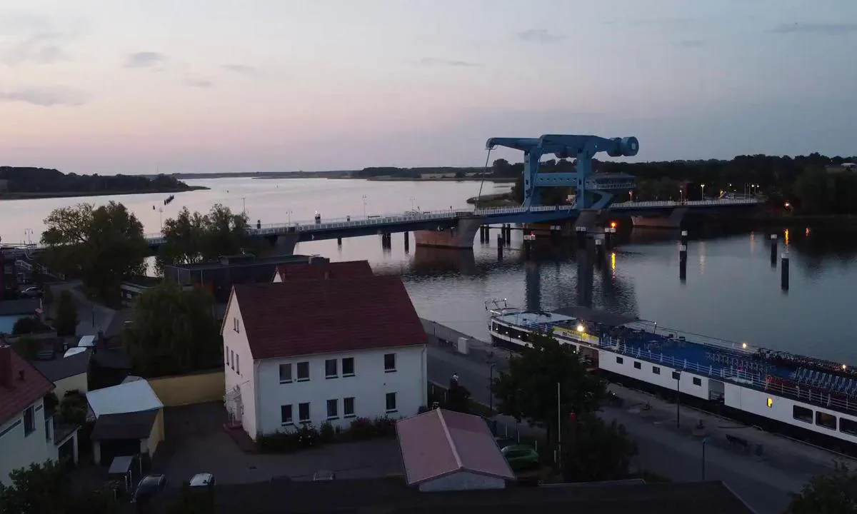 {"base": "de", "no": "Byhavnen Wolgast med bro", "se": "Stadshamnen Wolgast med bro", "en": "City Harbour Wolgast with Bridge", "da": "Bysthavnen Wolgast med bro", "fr": "Port de ville de Wolgast avec pont", "de": "Stadthafen Wolgast mit Br\u00fccke", "es": "Puerto de la ciudad de Wolgast con puente", "it": "Porto cittadino di Wolgast con ponte", "pt": "Porto da cidade de Wolgast com ponte", "nl": "Stadshaven Wolgast met brug", "pl": "Port Miejski Wolgast z mostem", "uk": "\u041c\u0456\u0441\u044c\u043a\u0438\u0439 \u043f\u043e\u0440\u0442 \u0412\u043e\u043b\u044c\u0433\u0430\u0441\u0442 \u0437 \u043c\u043e\u0441\u0442\u043e\u043c", "ro": "Portul ora\u0219ului Wolgast cu pod", "tr": "Wolgast \u015eehir Liman\u0131 k\u00f6pr\u00fcs\u00fc ile", "el": "\u039b\u03b9\u03bc\u03ac\u03bd\u03b9 \u03a0\u03cc\u03bb\u03b7\u03c2 \u03c4\u03bf\u03c5 Wolgast \u03bc\u03b5 \u0393\u03ad\u03c6\u03c5\u03c1\u03b1", "cs": "M\u011bstsk\u00fd p\u0159\u00edstav Wolgast s mostem", "hu": "Wolgast v\u00e1rosi kik\u00f6t\u0151je h\u00edddal", "fi": "Wolgastin kaupunkisatama sillalla", "bg": "\u0413\u0440\u0430\u0434\u0441\u043a\u043e \u043f\u0440\u0438\u0441\u0442\u0430\u043d\u0438\u0449\u0435 \u0412\u043e\u043b\u0433\u0430\u0441\u0442 \u0441 \u043c\u043e\u0441\u0442", "sr": "\u0413\u0440\u0430\u0434\u0441\u043a\u0430 \u043b\u0443\u043a\u0430 \u0412\u043e\u043b\u0433\u0430\u0441\u0442 \u0441\u0430 \u043c\u043e\u0441\u0442\u043e\u043c", "et": "Linnahaven Wolgast koos sillaga", "lv": "Pils\u0113tas osta Volgasta ar tiltu", "lt": "Vogasto miesto uostas su tiltu"}