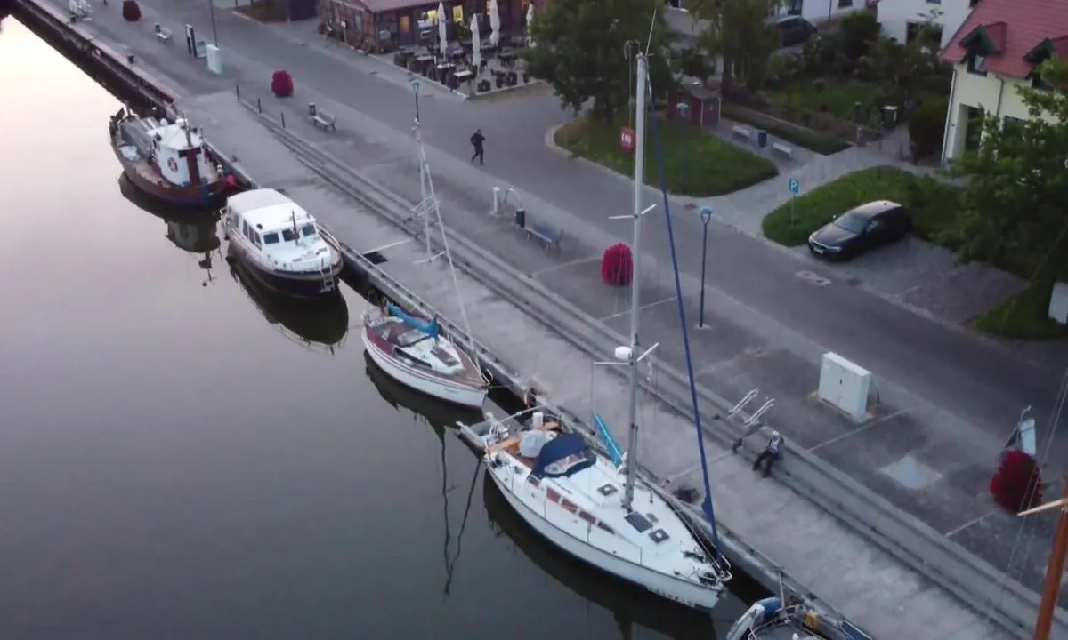 {"base": "de", "no": "Byhavnen Wolgast", "se": "Stadshamnen Wolgast", "en": "City Harbor Wolgast", "da": "Stadthavn Wolgast", "fr": "Port urbain de Wolgast", "de": "Stadthafen Wolgast", "es": "Puerto de la ciudad de Wolgast", "it": "Porto Cittadino di Wolgast", "pt": "Porto da cidade de Wolgast", "nl": "Stadshaven Wolgast", "pl": "Port Miejski Wolgast", "uk": "\u041c\u0456\u0441\u044c\u043a\u0438\u0439 \u043f\u043e\u0440\u0442 \u0412\u043e\u043b\u044c\u0433\u0430\u0441\u0442", "ro": "Portul Or\u0103\u0219enesc Wolgast", "tr": "Wolgast \u015eehir Liman\u0131", "el": "\u039b\u03b9\u03bc\u03ac\u03bd\u03b9 \u03c4\u03b7\u03c2 \u03c0\u03cc\u03bb\u03b7\u03c2 \u0392\u03cc\u03bb\u03b3\u03ba\u03b1\u03c3\u03c4", "cs": "M\u011bstsk\u00fd p\u0159\u00edstav Wolgast", "hu": "V\u00e1rosi kik\u00f6t\u0151 Wolgast", "fi": "Kaupungin satama Wolgast", "bg": "\u0413\u0440\u0430\u0434\u0441\u043a\u043e\u0442\u043e \u043f\u0440\u0438\u0441\u0442\u0430\u043d\u0438\u0449\u0435 \u0412\u043e\u043b\u0433\u0430\u0441\u0442", "sr": "\u0413\u0440\u0430\u0434\u0441\u043a\u0430 \u043b\u0443\u043a\u0430 \u0412\u043e\u043b\u0433\u0430\u0441\u0442", "et": "Wolgasti linnasadam", "lv": "Pils\u0113tas osta Volgasta", "lt": "Wolgasto miesto uostas"}