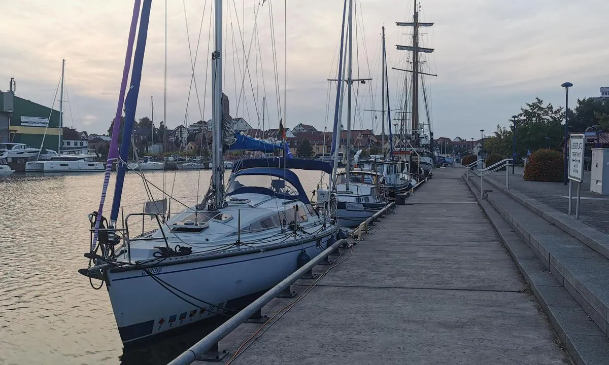 {"base": "de", "no": "Bysj\u00f8havn Wolgast", "se": "Stadshamnen Wolgast", "en": "City Harbor Wolgast", "da": "Byhavnen Wolgast", "fr": "Port de la ville de Wolgast", "de": "Stadthafen Wolgast", "es": "Puerto Urbano de Wolgast", "it": "Porto cittadino di Wolgast", "pt": "Porto da cidade de Wolgast", "nl": "Stadshaven Wolgast", "pl": "Port Miejski Wolgast", "uk": "\u041c\u0456\u0441\u044c\u043a\u0438\u0439 \u043f\u043e\u0440\u0442 \u0412\u043e\u043b\u044c\u0433\u0430\u0441\u0442", "ro": "Portul ora\u0219ului Wolgast", "tr": "Stadthafen Wolgast", "el": "\u0394\u03b7\u03bc\u03bf\u03c4\u03b9\u03ba\u03cc \u039b\u03b9\u03bc\u03ac\u03bd\u03b9 \u03c4\u03bf\u03c5 \u0392\u03cc\u03bb\u03b3\u03b1\u03c3\u03c4", "cs": "P\u0159\u00edstavn\u00ed m\u011bsto Wolgast", "hu": "V\u00e1rosi Kik\u00f6t\u0151 Wolgast", "fi": "Kaupungin satama Wolgast", "bg": "\u0413\u0440\u0430\u0434\u0441\u043a\u043e \u043f\u0440\u0438\u0441\u0442\u0430\u043d\u0438\u0449\u0435 \u0412\u043e\u043b\u0433\u0430\u0441\u0442", "sr": "\u0413\u0440\u0430\u0434\u0441\u043a\u0430 \u043b\u0443\u043a\u0430 \u0412\u043e\u043b\u0433\u0430\u0441\u0442", "et": "Linnahafen Wolgast", "lv": "Pils\u0113tas osta Volgasta", "lt": "Miesto uostas Wolgast"}