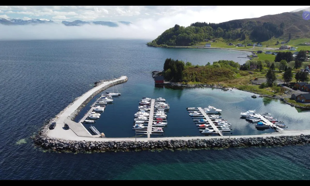 Stadtlandet gjestebrygge: {"base": "no", "no": "Gjestebrygge ved svingen", "se": "G\u00e4stbrygga vid sv\u00e4ngen", "en": "Guest pier at the turn", "da": "G\u00e6stebro ved svinget"}