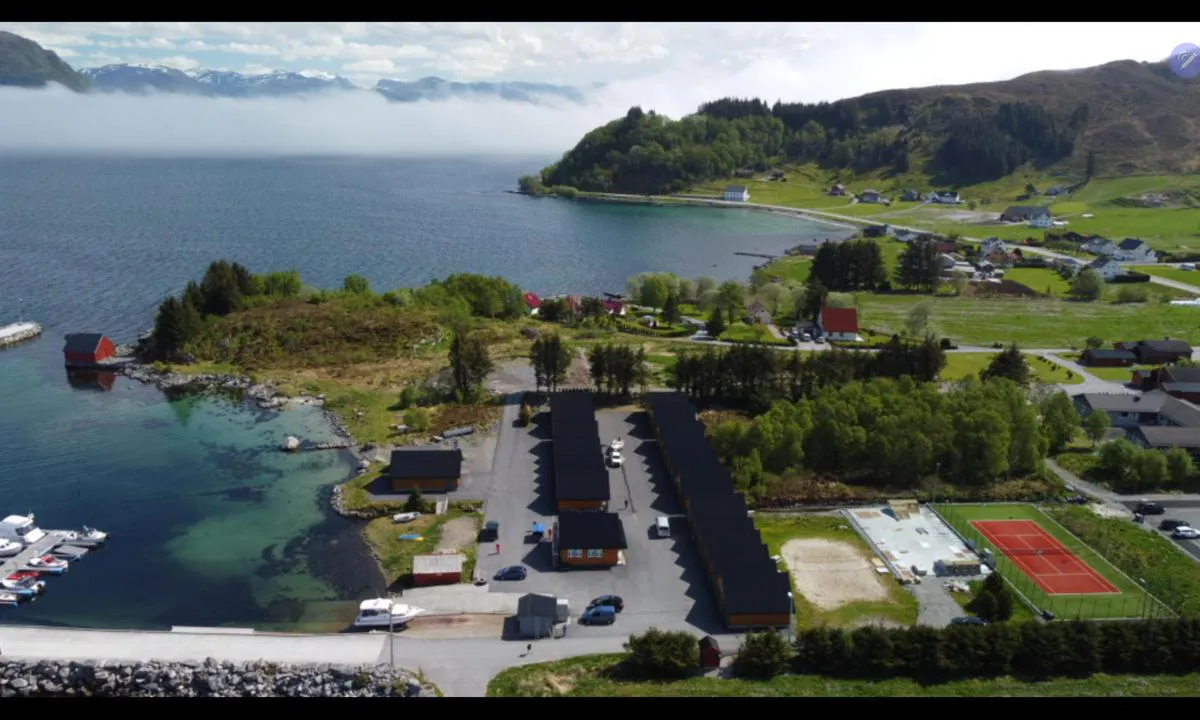 Stadtlandet gjestebrygge: {"base": "no", "no": "Tennisbane, skatepark og sandvolleyball bane rett ovenfor havna.", "se": "Tennisbana, skatepark och sandvolleybollbana precis ovanf\u00f6r hamnen.", "en": "Tennis court, skate park, and beach volleyball court right above the harbor.", "da": "Tennisbane, skatepark og sandvolleybane lige ovenfor havnen."}