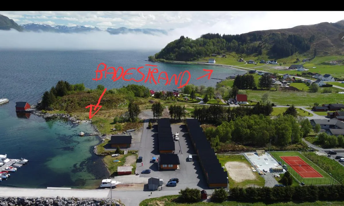 Stadtlandet gjestebrygge: {"base": "no", "no": "Ved storflo som p\u00e5 bilde er begge under vann. Til vanlig er det fine strender. Hoddevik og Ervik er en liten biltur unna.", "se": "Vid h\u00f6gvatten som p\u00e5 bilden \u00e4r b\u00e5da under vatten. Vanligtvis \u00e4r det fina str\u00e4nder. Hoddevik och Ervik \u00e4r en liten biltur bort.", "en": "During high tide, as shown in the picture, both are underwater. Usually, there are nice beaches. Hoddevik and Ervik are a short drive away.", "da": "Ved h\u00f8jvande som p\u00e5 billedet er begge under vand. Normalt er der fine strande. Hoddevik og Ervik er en kort k\u00f8retur v\u00e6k."}