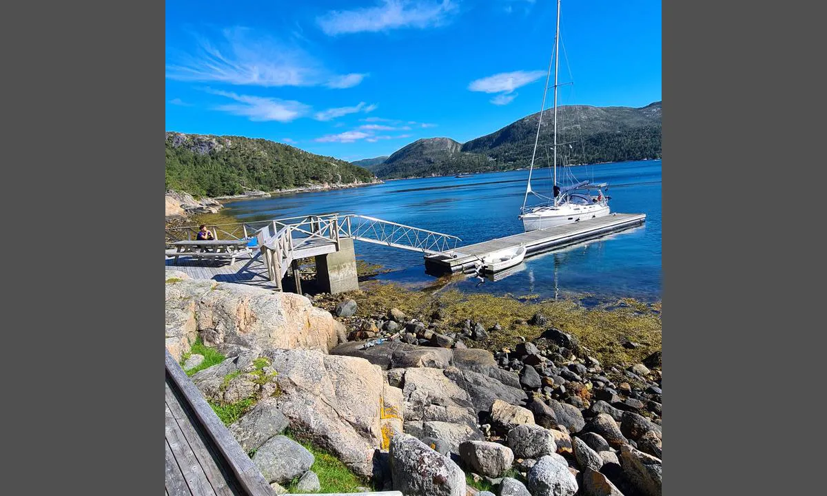 Stamnesøya: {"base": "no", "no": "Brygga er veldig godt beskyttet fra alle retninger unntatt S-SE-og SW.\r\nIkke str\u00f8m og vann men flott grillplass", "se": "Bryggan \u00e4r mycket v\u00e4l skyddad fr\u00e5n alla riktningar utom S-SO och SV. Ingen str\u00f6m och vatten men fin grillplats.", "en": "The quay is very well protected from all directions except S-SE and SW.<br> No electricity and water, but great barbecue area", "da": "Broen er meget godt beskyttet fra alle retninger undtagen S-S\u00d8 og SV.<br>Ingen str\u00f8m og vand men flot grillplads"}