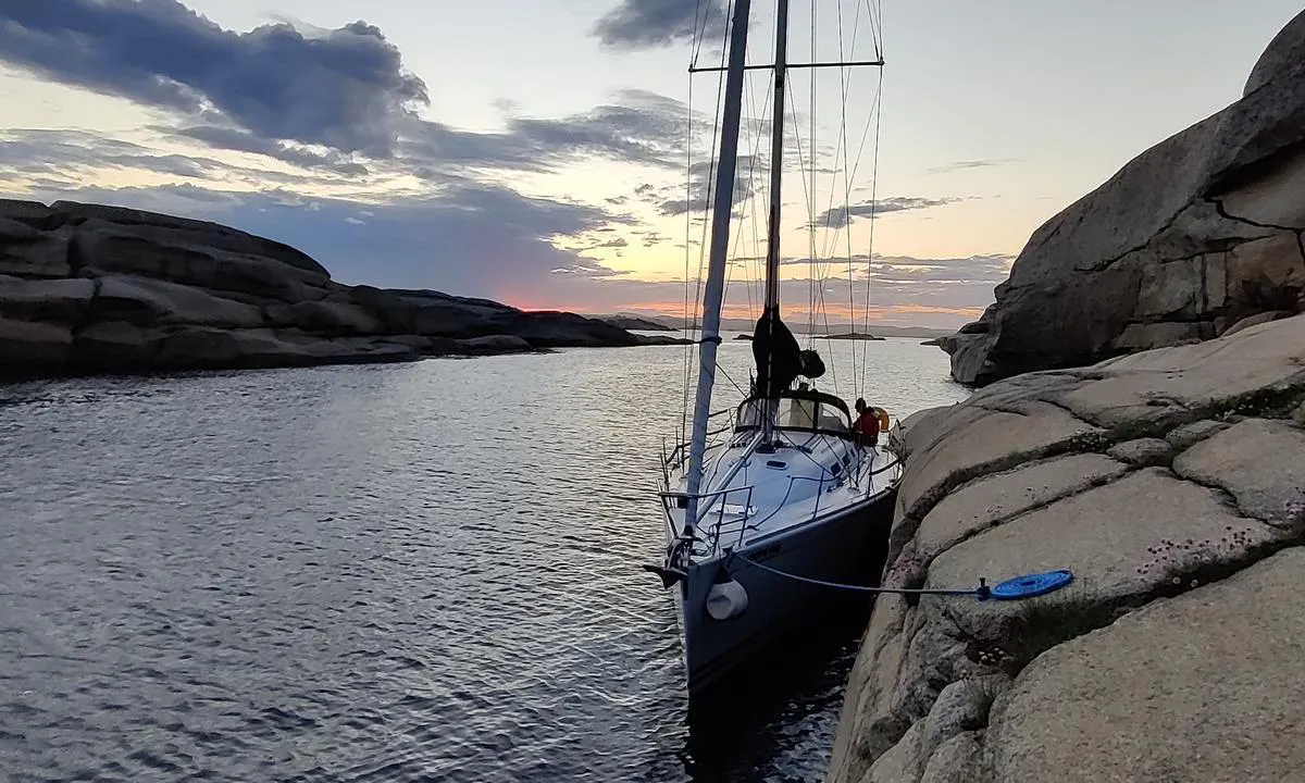 Stauper: {"base": "no", "no": "Fort\u00f8yning til bolter i svaberget.  Det er br\u00e5dypt (ca 3 meter), men grunt ca. to meter foran baugen.", "se": "F\u00f6rt\u00f6jning till bultar i bergh\u00e4llen. Det \u00e4r br\u00e5ddjupt (ca 3 meter), men grunt ca. tv\u00e5 meter framf\u00f6r f\u00f6ren.", "en": "Mooring to bolts in the rock face. It is steep (about 3 meters), but shallow about two meters in front of the bow.", "da": "Fort\u00f8jning til bolte i klippefladen. Det er stejlt dybt (ca. 3 meter), men lavvandet ca. to meter foran st\u00e6vnen."}
