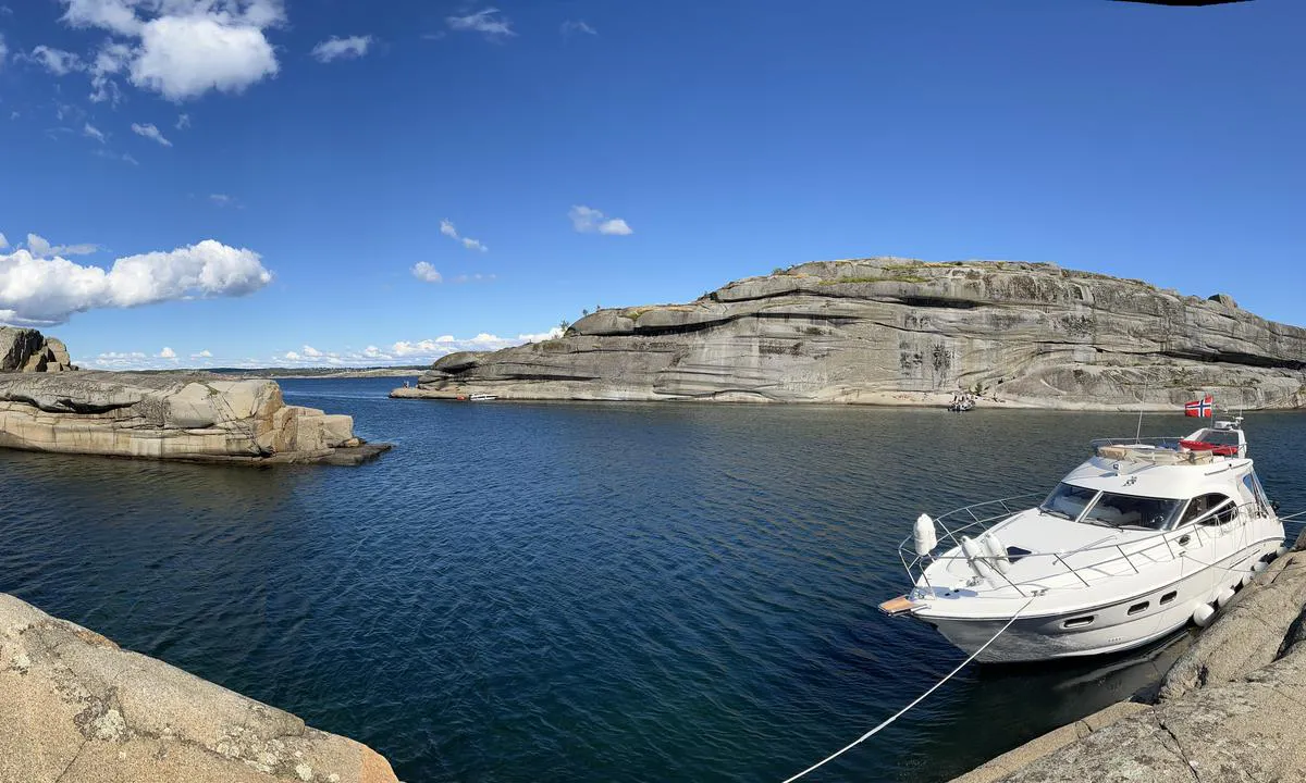 Stauper: {"base": "no", "no": "Mot \u00f8st i lagunen hvor det er 8-10 gode longsideplasser med bolter i fjell.", "se": "Mot \u00f6st i lagunen d\u00e4r det finns 8-10 bra l\u00e5ngsidesplatser med bultar i berget.", "en": "To the east in the lagoon where there are 8-10 good alongside berths with bolts in the rock.", "da": "Mod \u00f8st i lagunen, hvor der er 8-10 gode langsidespladser med bolte i klippen."}