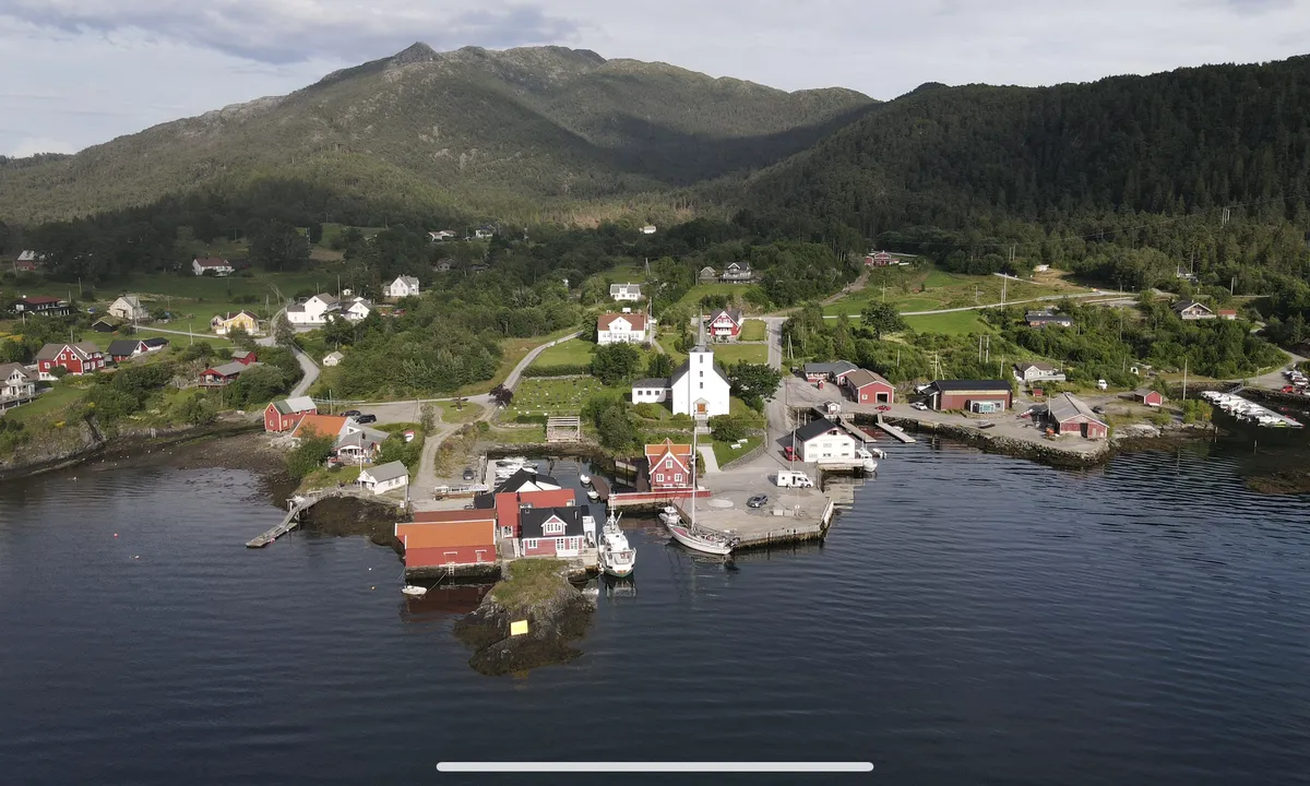 {"base": "no", "no": "Stavang. Flytekai til h\u00f8gre for kirka. Off kai foran kirke med b\u00e5tanl\u00f8p", "se": "Stavang. Flytbrygga till h\u00f6ger om kyrkan. Offentlig brygga framf\u00f6r kyrkan med b\u00e5tankomst", "en": "Stavang. Floating dock to the right of the church. Public quay in front of the church with boat docking", "da": "Stavang. Flydebro til h\u00f8jre for kirken. Offentlige kaj foran kirken med b\u00e5deanl\u00f8b"}