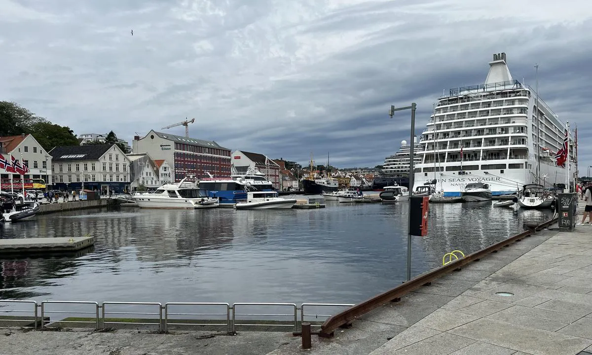 Stavanger: {"base": "no", "no": "Stille morgen f\u00f8r eventseskapene starter RIB Safari inn og ut av indre havn. Cruiseb\u00e5tene dominerer p\u00e5 dagtid.", "se": "Still morgon innan eventfartygen startar RIB Safari in och ut ur den inre hamnen. Kryssningsfartygen dominerar under dagtid.", "en": "Quiet morning before the event vessels start RIB Safari in and out of the inner harbor. Cruise ships dominate during the day.", "da": "Stille morgen f\u00f8r eventyrskaberne starter RIB Safari ind og ud af indre havn. Krydstogtskibene dominerer om dagen."}