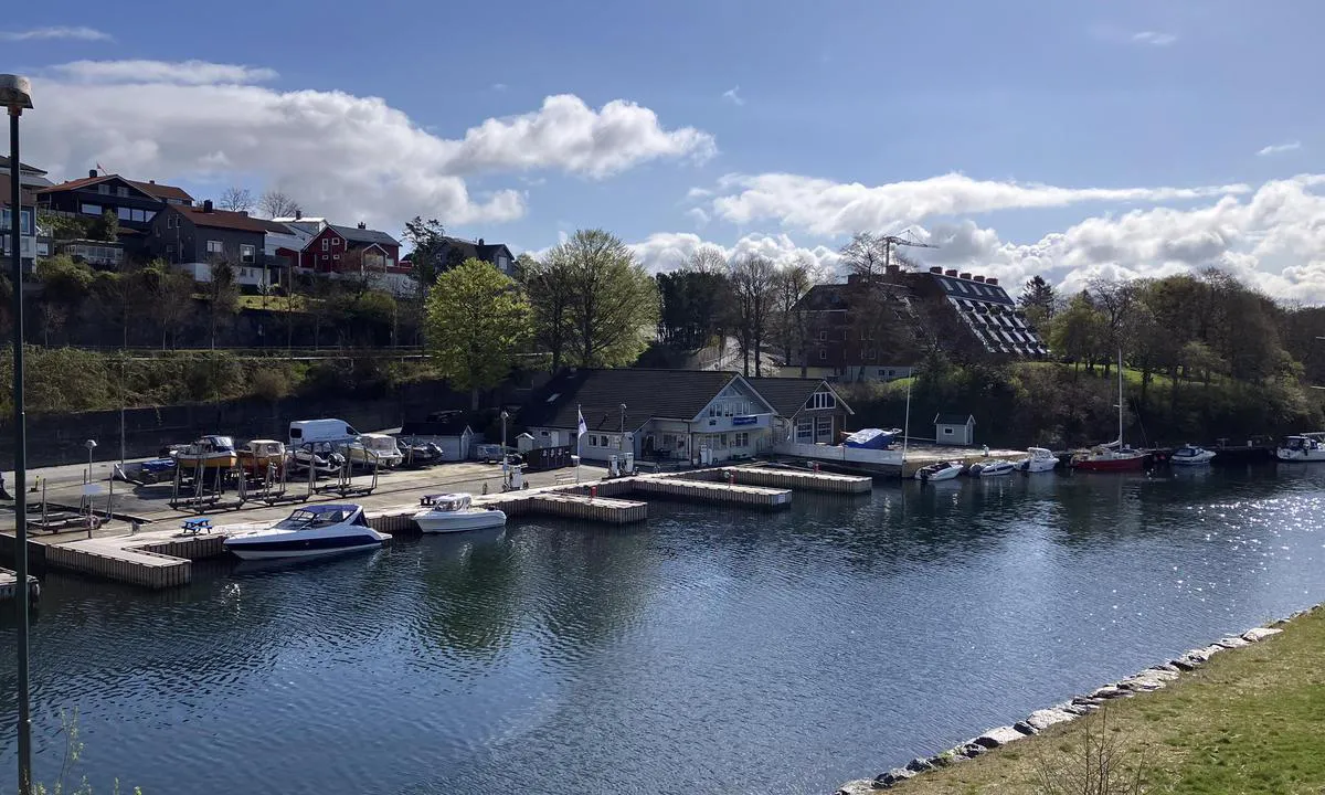 Stavanger Motorbåtforening: {"base": "no", "no": "God forhold for bunkring av bensin og diesel.Har pr August 23 g\u00e5tt over til 98 oktan bensin", "se": "Goda f\u00f6rh\u00e5llanden f\u00f6r bunkring av bensin och diesel. Har per augusti 23 \u00f6verg\u00e5tt till 98 oktan bensin", "en": "Good conditions for refueling gasoline and diesel. As of August 23, switched to 98 octane gasoline.", "da": "Gode forhold for bunkring af benzin og diesel. Har pr. august 23 g\u00e5et over til 98 oktan benzin"}