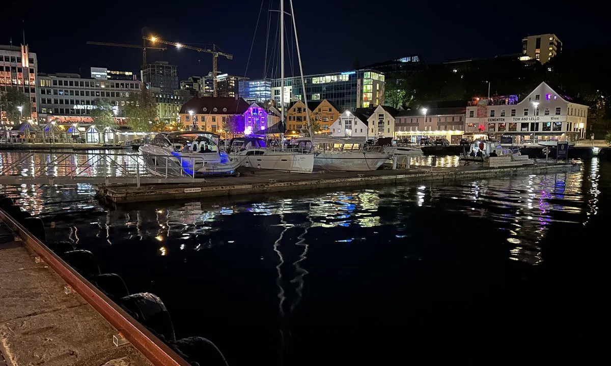 Stavanger: {"base": "no", "no": "Havna p\u00e5 kveld etter cruiseb\u00e5tene har reist", "se": "Hamnen p\u00e5 kv\u00e4llen efter att kryssningsfartygen har \u00e5kt", "en": "The harbor in the evening after the cruise ships have left", "da": "Havnen om aftenen efter krydstogtskibene er rejst"}