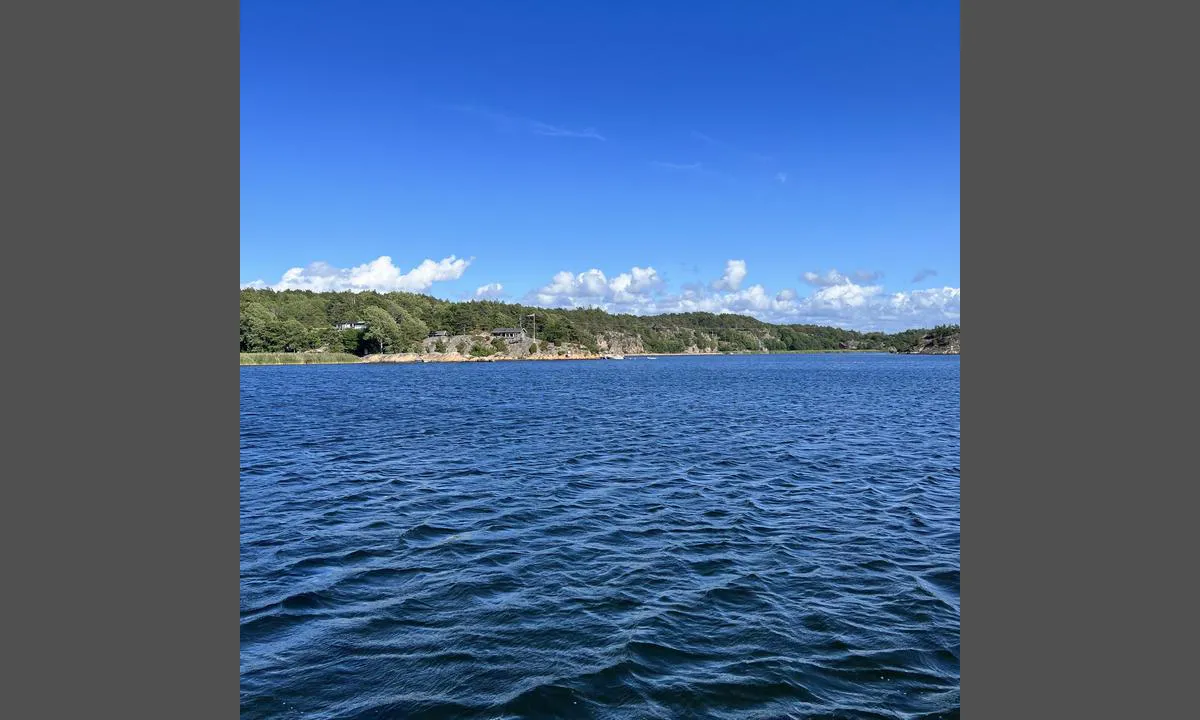 Stavsengkilen Kirkøya: {"base": "no", "no": "Retning \u00d8st fra bl\u00e5 b\u00f8ye", "se": "Riktning \u00f6st fr\u00e5n bl\u00e5 boj", "en": "Direction East from the blue buoy", "da": "Retning \u00d8st fra bl\u00e5 b\u00f8je"}
