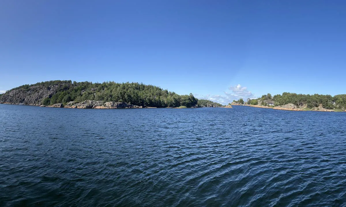 Stavsengkilen Kirkøya: {"base": "no", "no": "Bilde fra bl\u00e5 b\u00f8ye. Panorama tatt mot retning nord.", "se": "Bild fr\u00e5n bl\u00e5 boj. Panorama taget mot norr.", "en": "Image from the blue buoy. Panorama taken facing north.", "da": "Billede fra bl\u00e5 b\u00f8je. Panorama taget mod nord."}