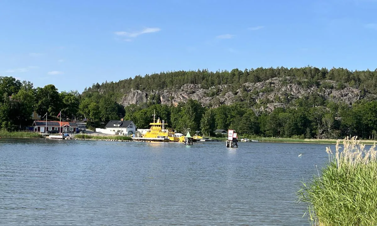 Stegeborgs hamn: {"base": "no", "no": "Pass opp for ivrig linferje i innseilingen.", "se": "Se upp f\u00f6r ivrig linf\u00e4rja i inseglingen.", "en": "Watch out for the eager cable ferry in the approach.", "da": "Pas p\u00e5 for ivrig linjef\u00e6rge i indsejlingen."}