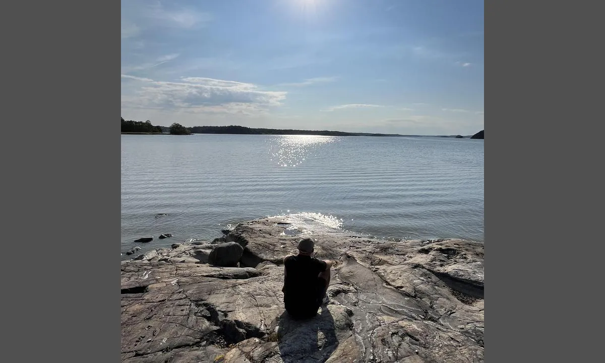 Stegeborgs hamn: {"base": "no", "no": "Fra svabergene rundt borgen. Bildet tatt s\u00f8rvestover.", "se": "Fr\u00e5n klipporna runt borgen. Bildet taget mot sydv\u00e4st.", "en": "From the smooth rocks around the fortress. Picture taken looking southwest.", "da": "Fra klipperne omkring borgen. Billedet taget mod sydvest."}