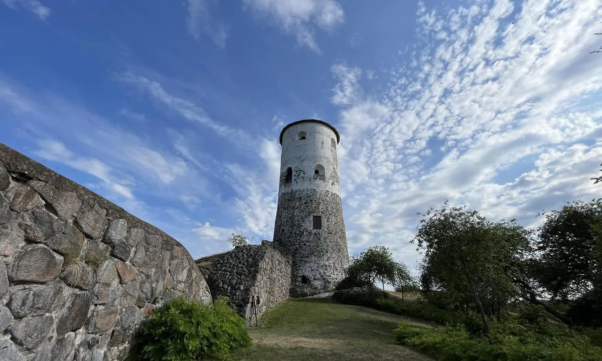Stegeborgs hamn: {"base": "no", "no": "En havn med en borg / slott fra 900-tallet som n\u00e6rmeste nabo. I bruk fra 900-1600. I privat eie. Koster 50 kr \u00e5 bes\u00f8ke stedet. Billett kj\u00f8pes i automat og skannes ved inngangen.", "se": "En hamn med en borg / slott fr\u00e5n 900-talet som n\u00e4rmaste granne. Anv\u00e4nds fr\u00e5n 900-1600. I privat \u00e4go. Kostar 50 kr att bes\u00f6ka platsen. Biljett k\u00f6ps i automat och skannas vid ing\u00e5ngen.", "en": "A harbor with a castle/fortress from the 10th century as the nearest neighbor. In use from the 10th to the 16th century. Privately owned. Costs 50 NOK to visit the site. Ticket purchased at an automated machine and scanned at the entrance.", "da": "En havn med en borg / slot fra 900-tallet som n\u00e6rmeste nabo. I brug fra 900-1600. I privat eje. Koster 50 kr at bes\u00f8ge stedet. Billet k\u00f8bes i automat og skannes ved indgangen."}