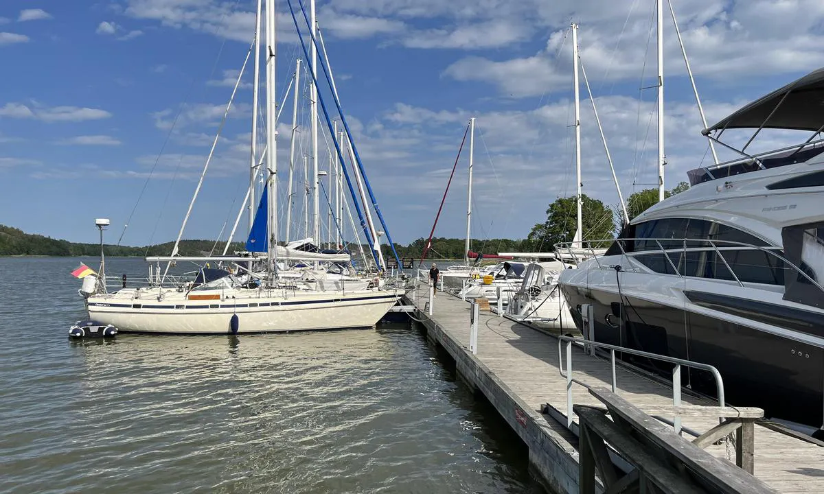 Stegeborgs hamn: {"base": "no", "no": "Gjesteplassene er p\u00e5 utsiden av ytterste flytebrygge", "se": "G\u00e4stplatserna \u00e4r p\u00e5 utsidan av den yttersta flytbryggan", "en": "The guest berths are on the outside of the outermost floating pier", "da": "G\u00e6stepladserne er p\u00e5 ydersiden af yderste flydebro"}