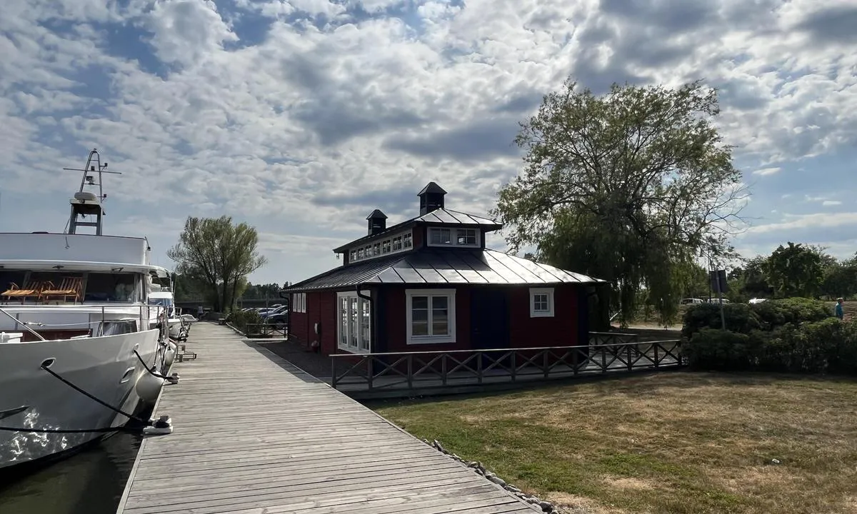 Stegeborgs hamn: {"base": "no", "no": "Servicebygget. Rent og pent!.", "se": "Servicebyggnaden. Rent och snyggt!", "en": "The service building. Clean and tidy!", "da": "Servicebygningen. Ren og p\u00e6n!"}
