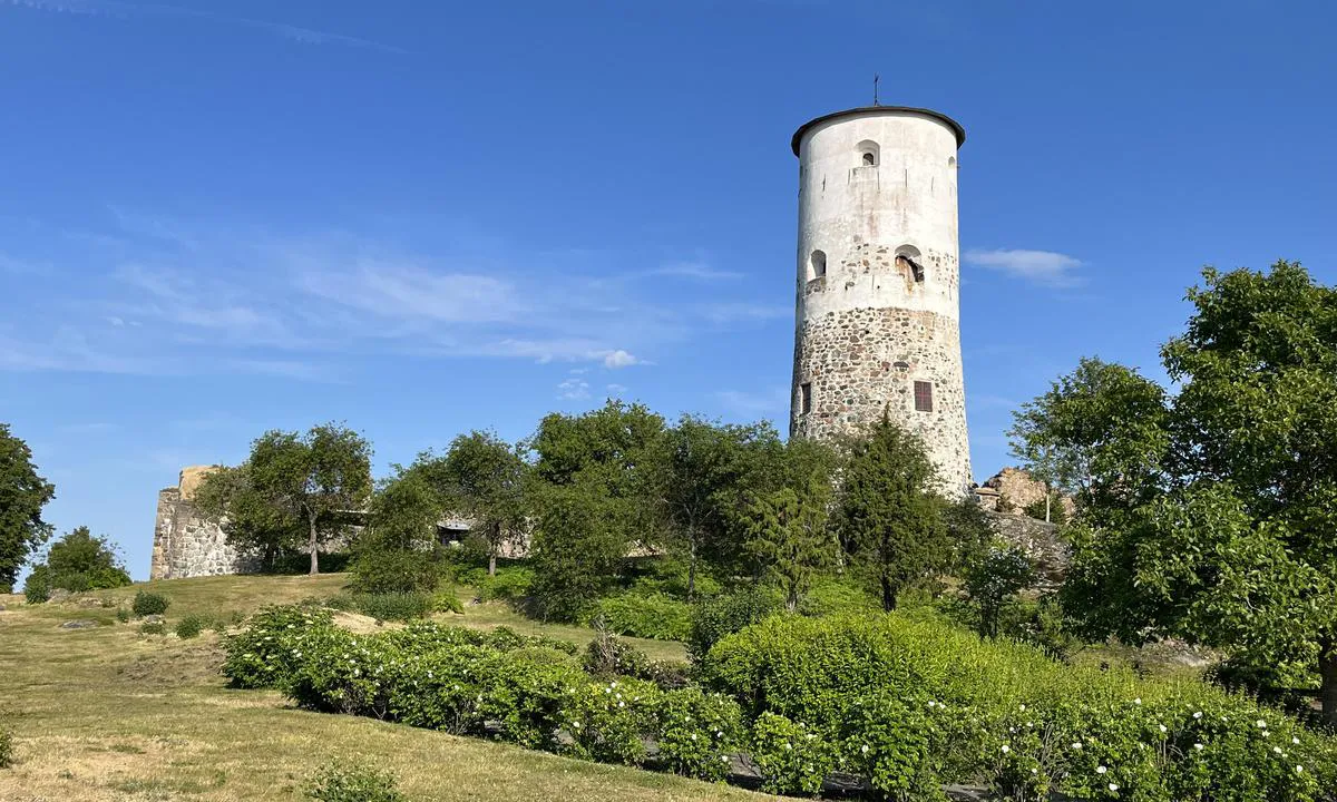 Stegeborgs hamn: En nydelig hage omgir borgen.